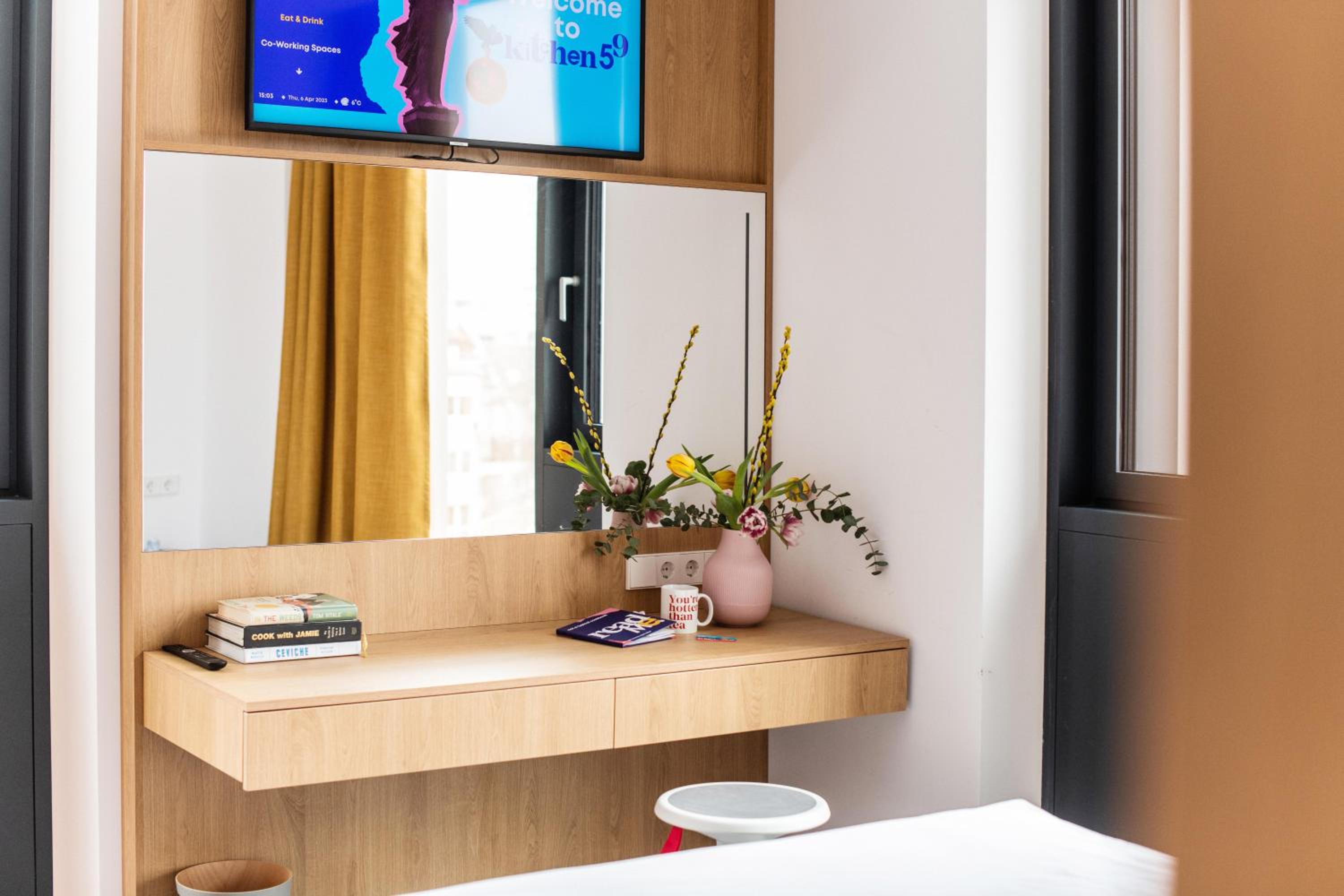 Deluxe King Room - Photo 7