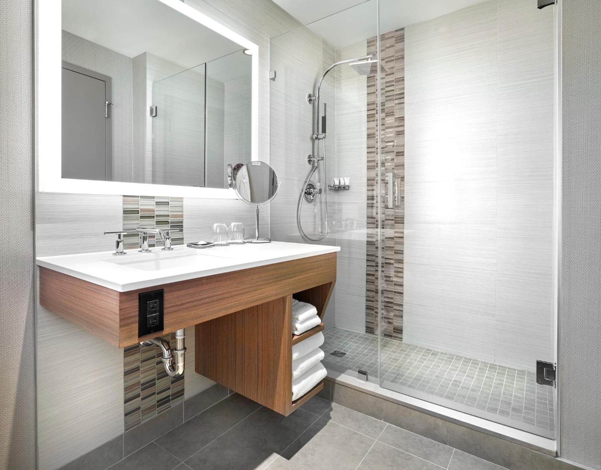 One-Bedroom King Suite thumbnail 5