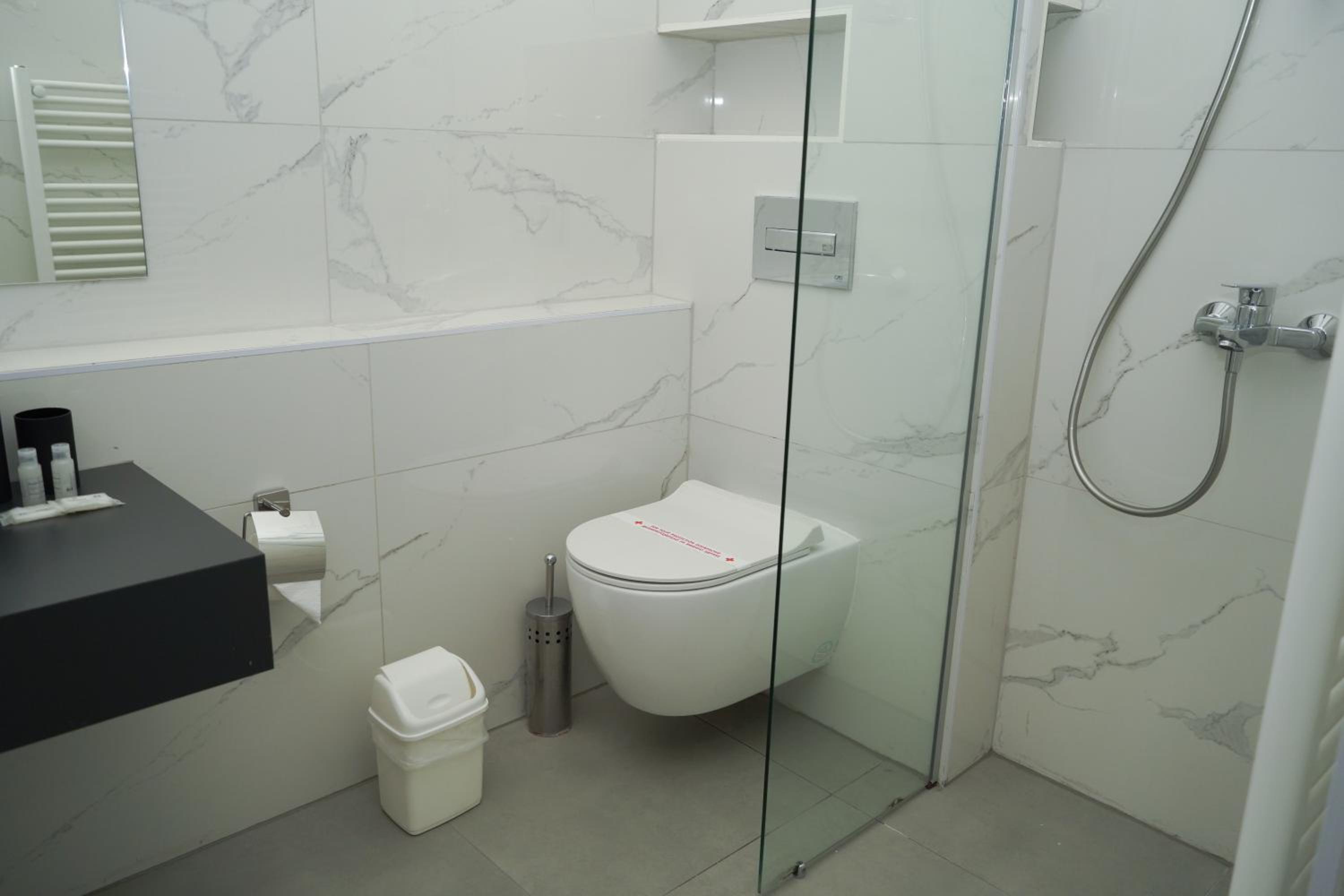 One-Bedroom Apartment - 5th Floor with Free Spa Access - Photo 4