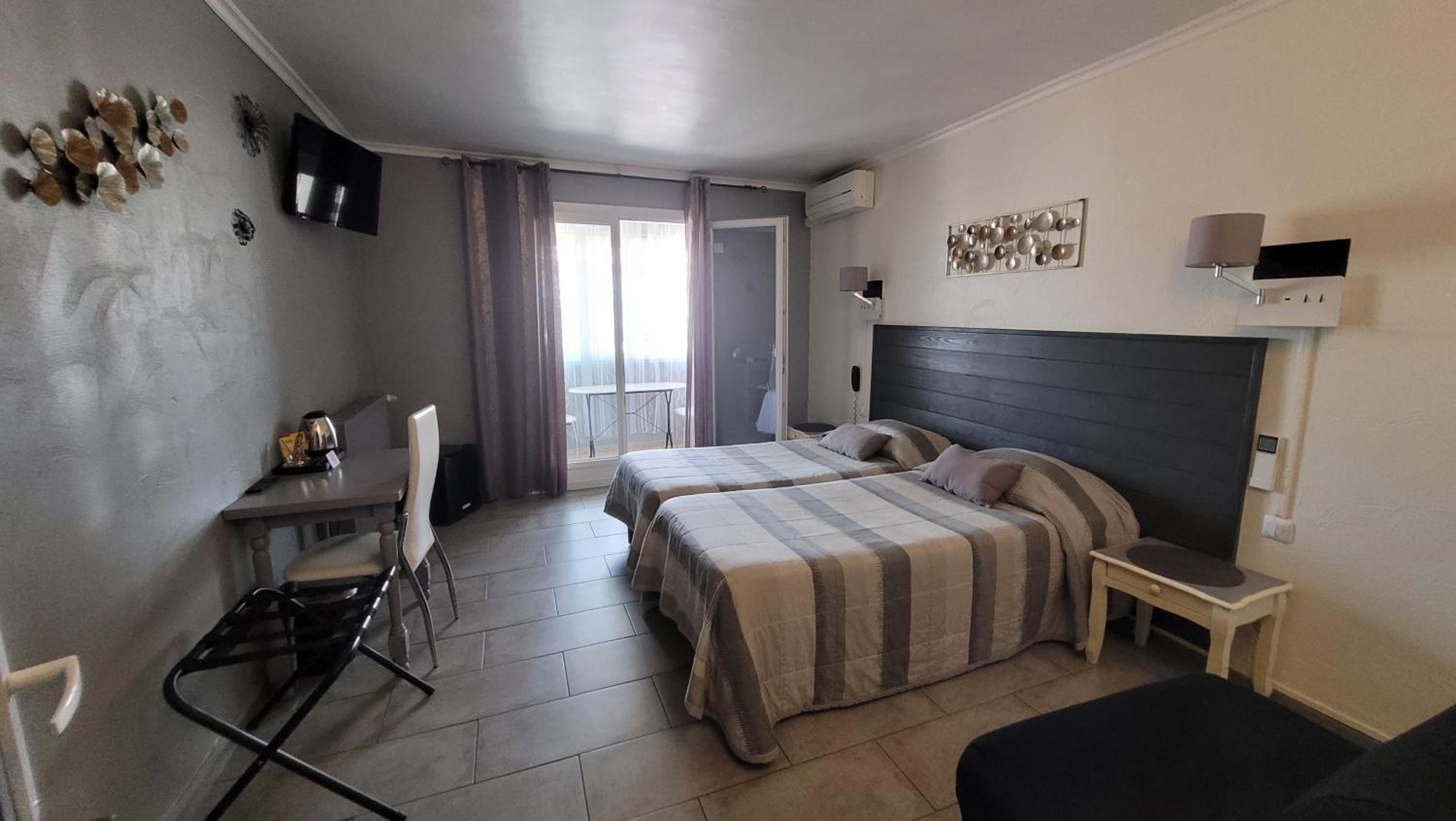 Standard Triple Room with bathroom and terrace photo 1