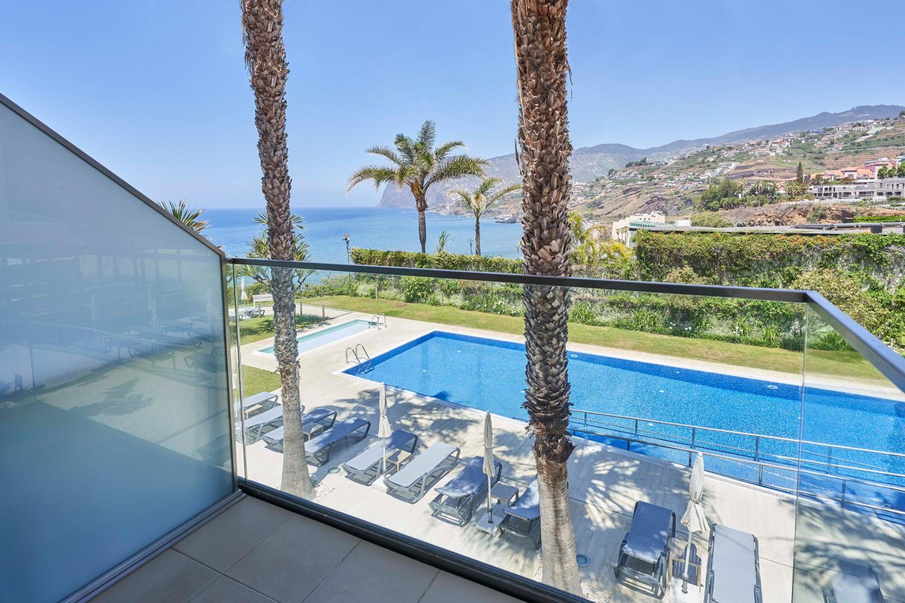 Double Room with Pool View - Photo 3