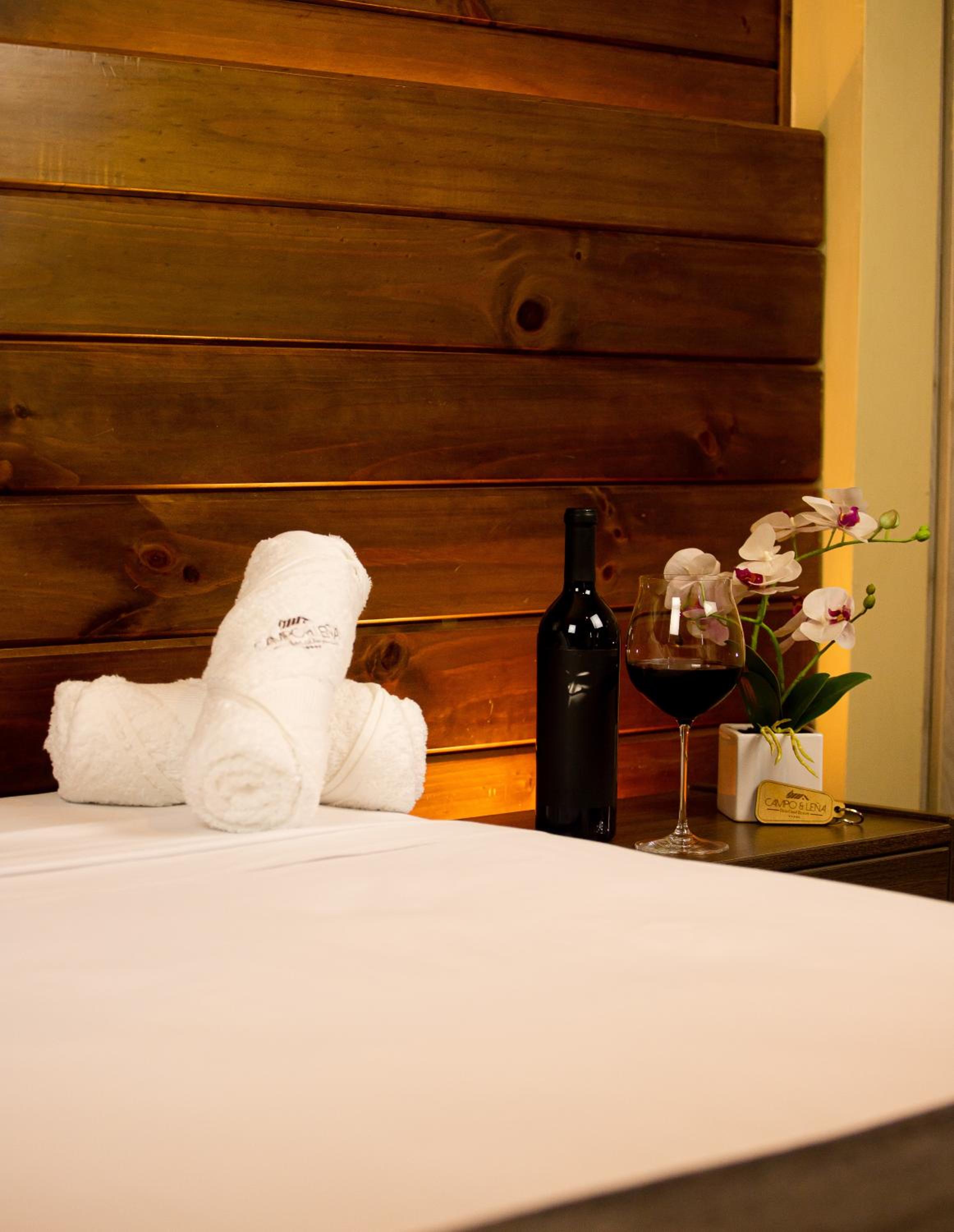Queen Room with Balcony with Air Conditioning photo 2