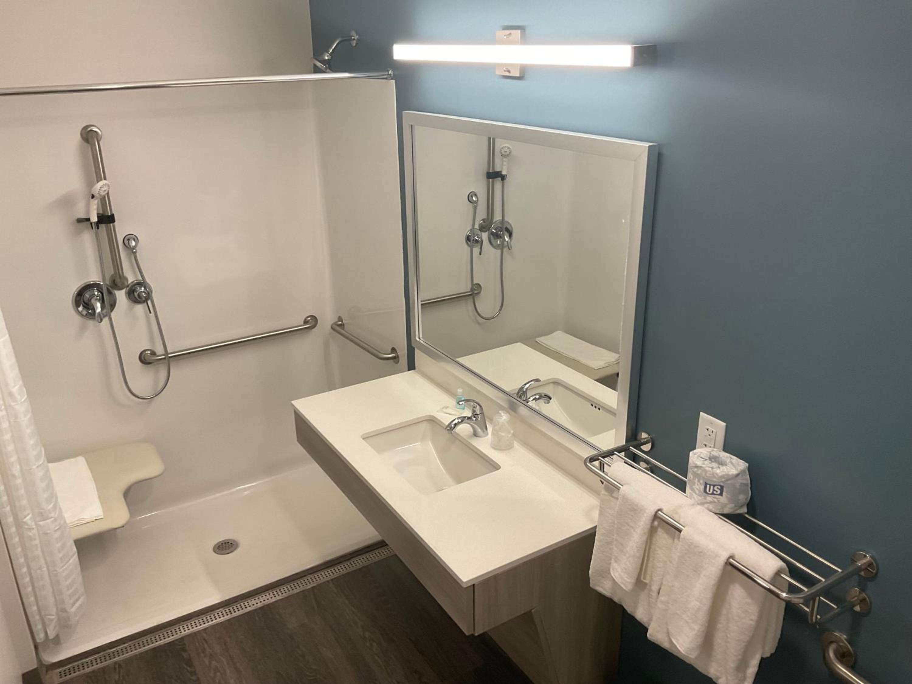 QUEEN SUITE W DISHWASHER (DISHES/COOKWARE INCLUDED) ACCESSIBLE ROLL IN SHOWER photo 2