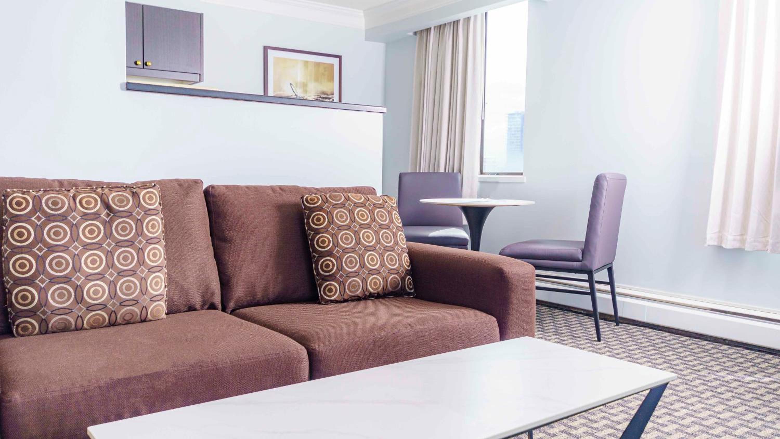 One-Bedroom Suite - Photo 6