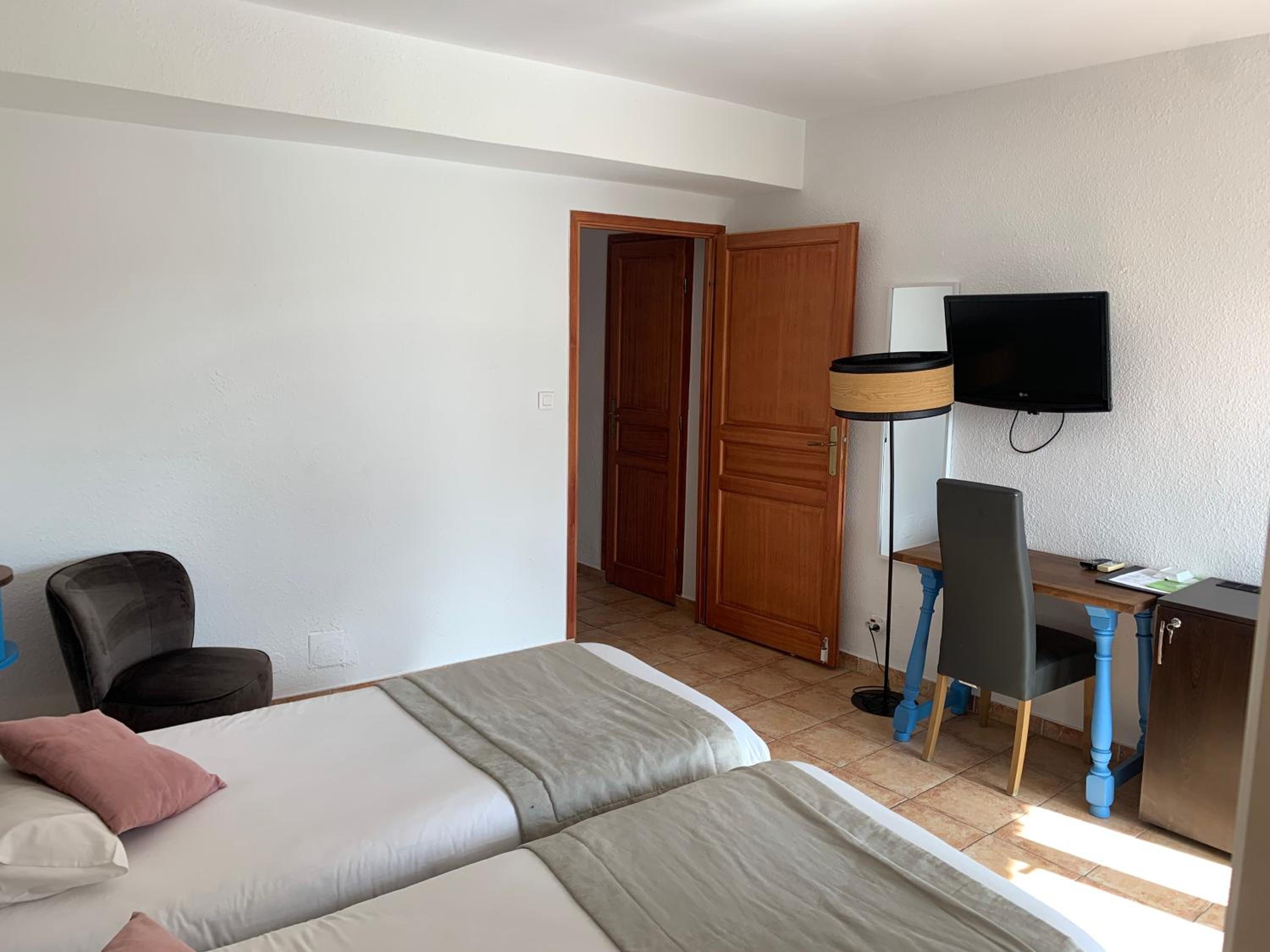 Standard Twin Room with Mountain View photo 1