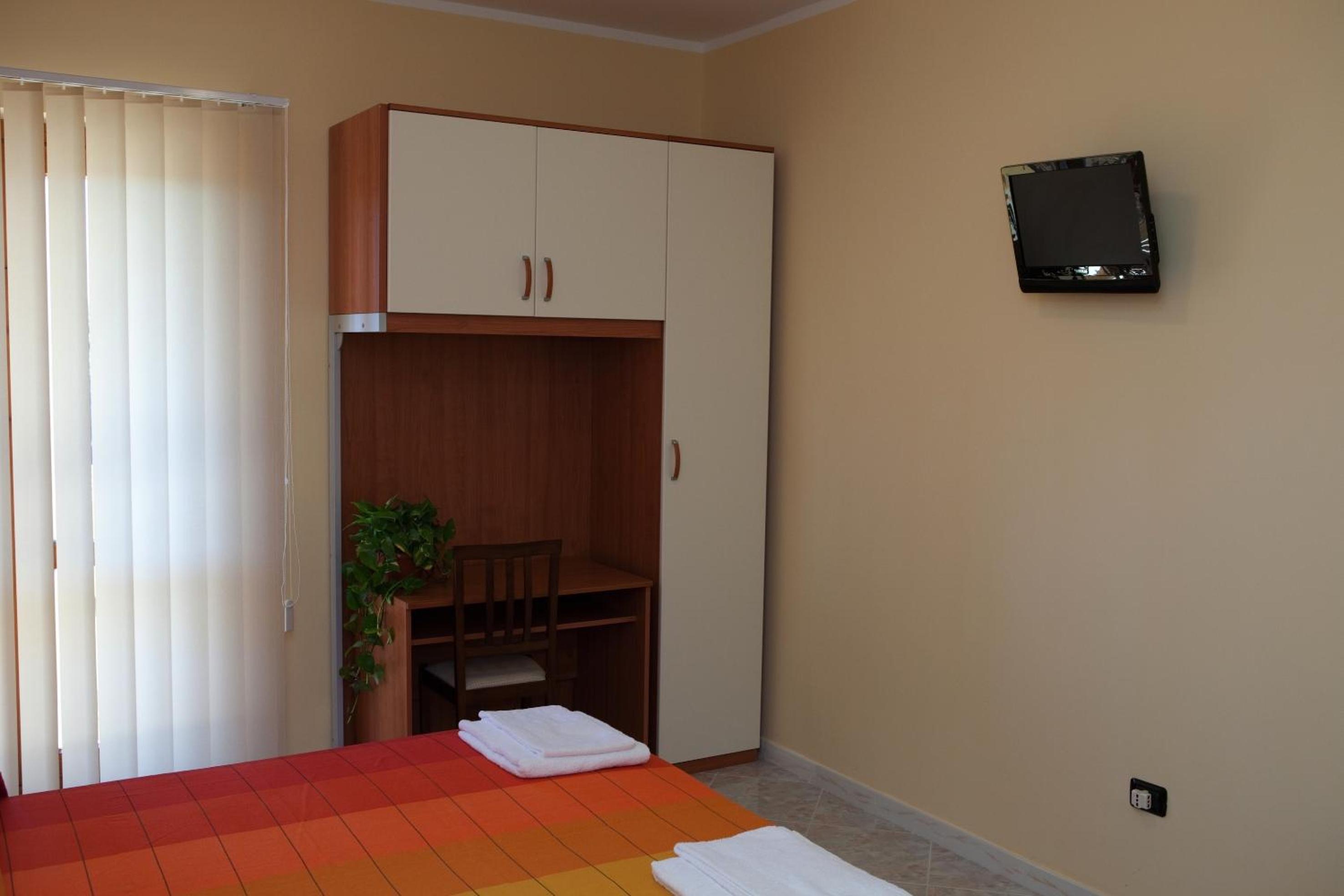 Double or Twin Room with Sea View - Photo 3