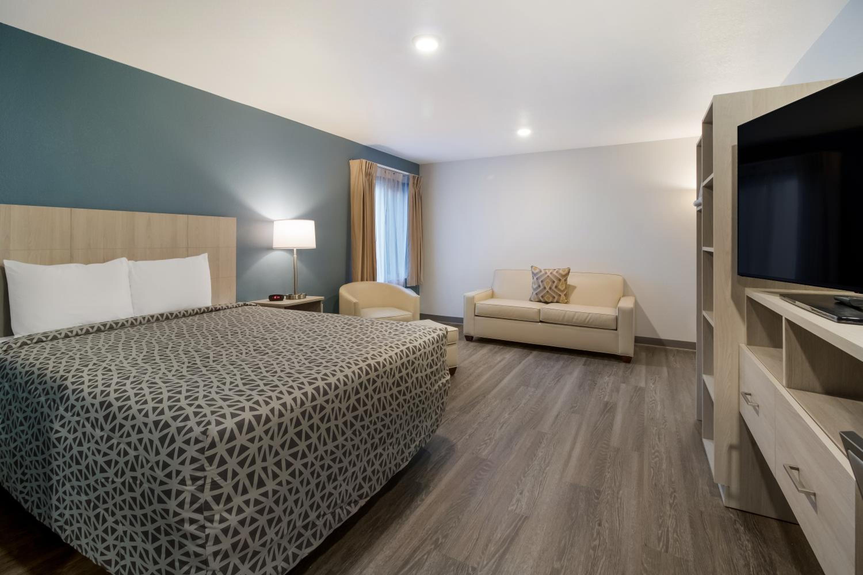 QUEEN SUITE WITH SOFA - Photo 1