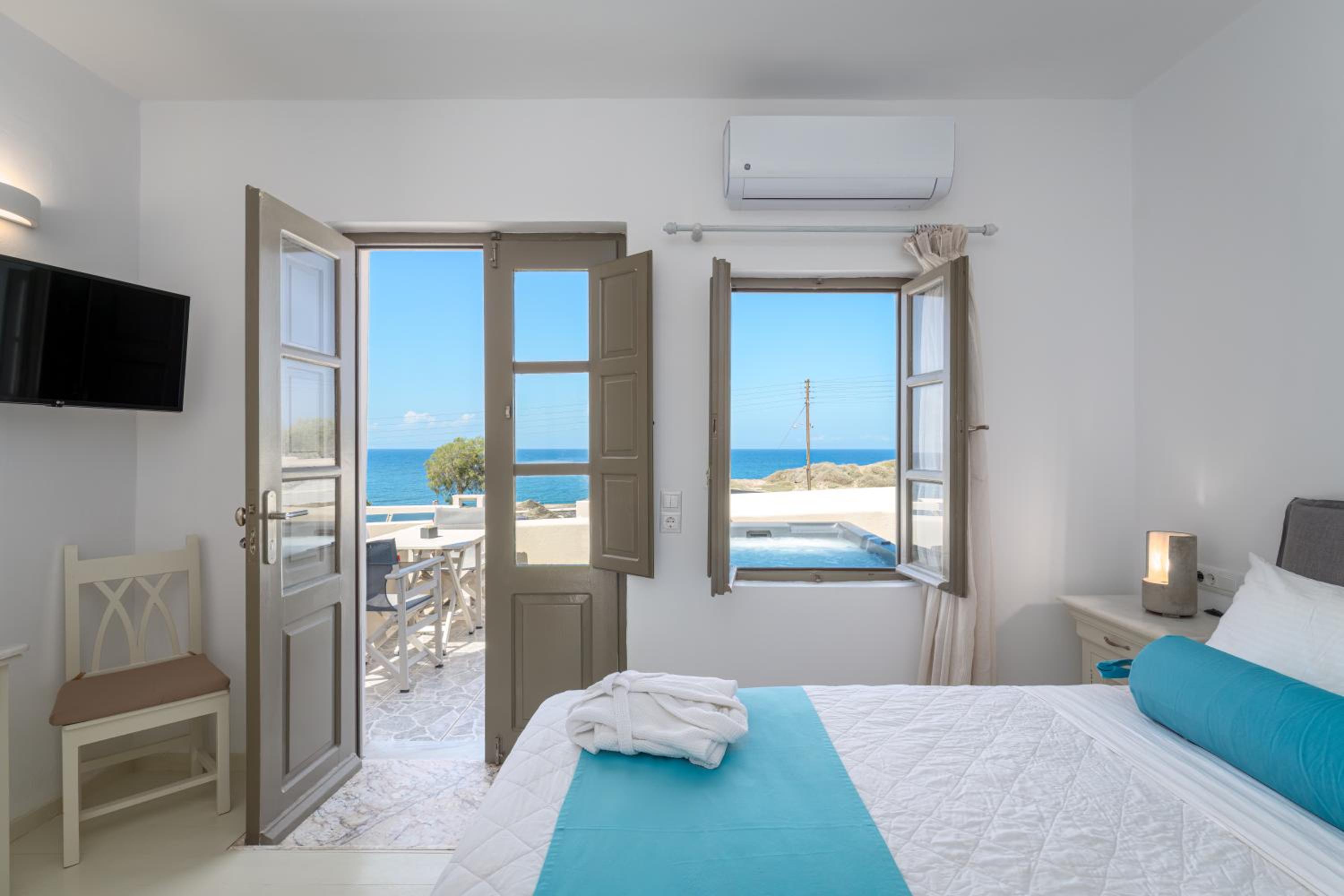 Luxury Honeymoon Suite with Outdoor Jacuzzi & Sea Vista