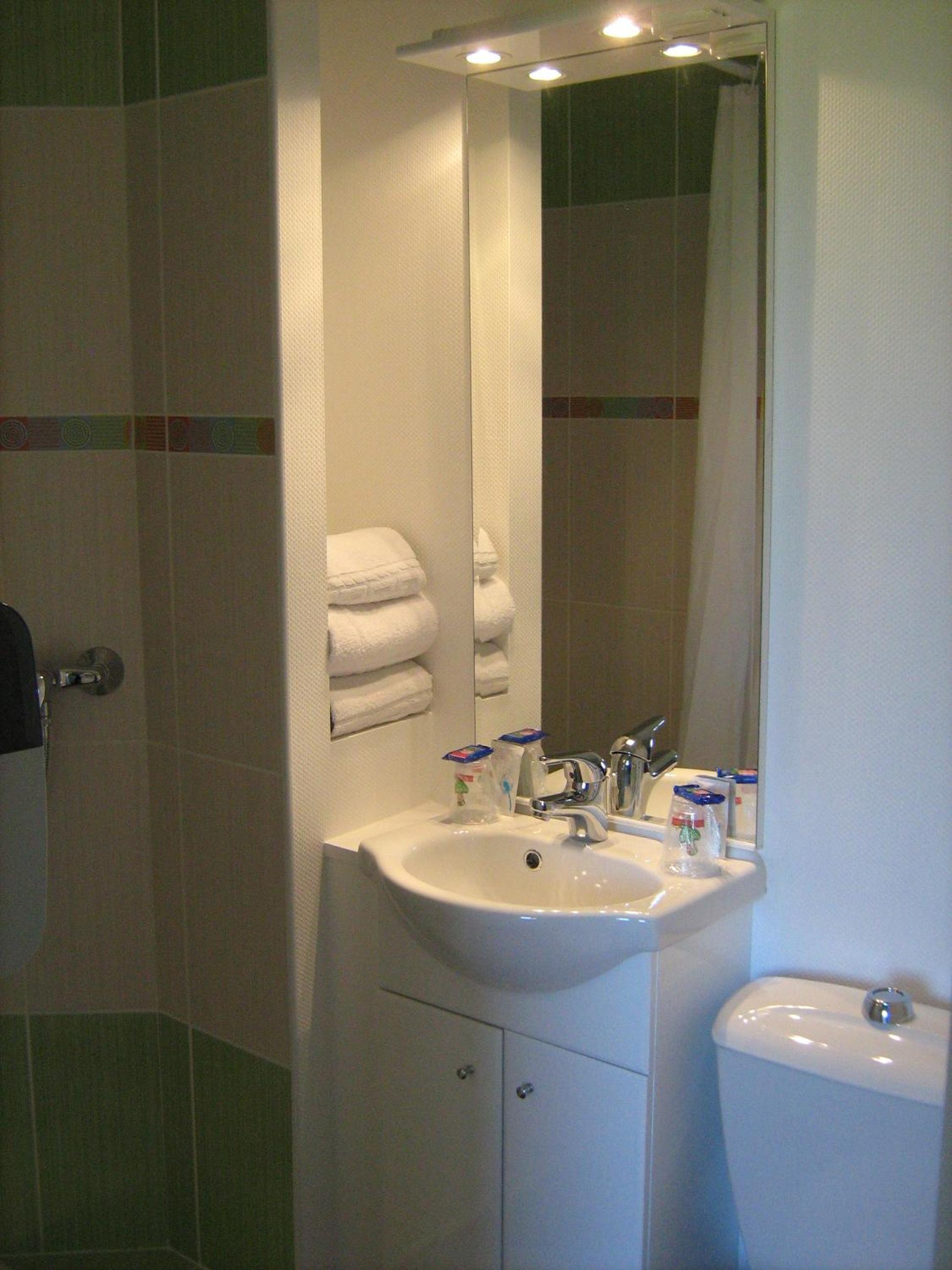 Double Room with Air-Conditioning - Photo 13