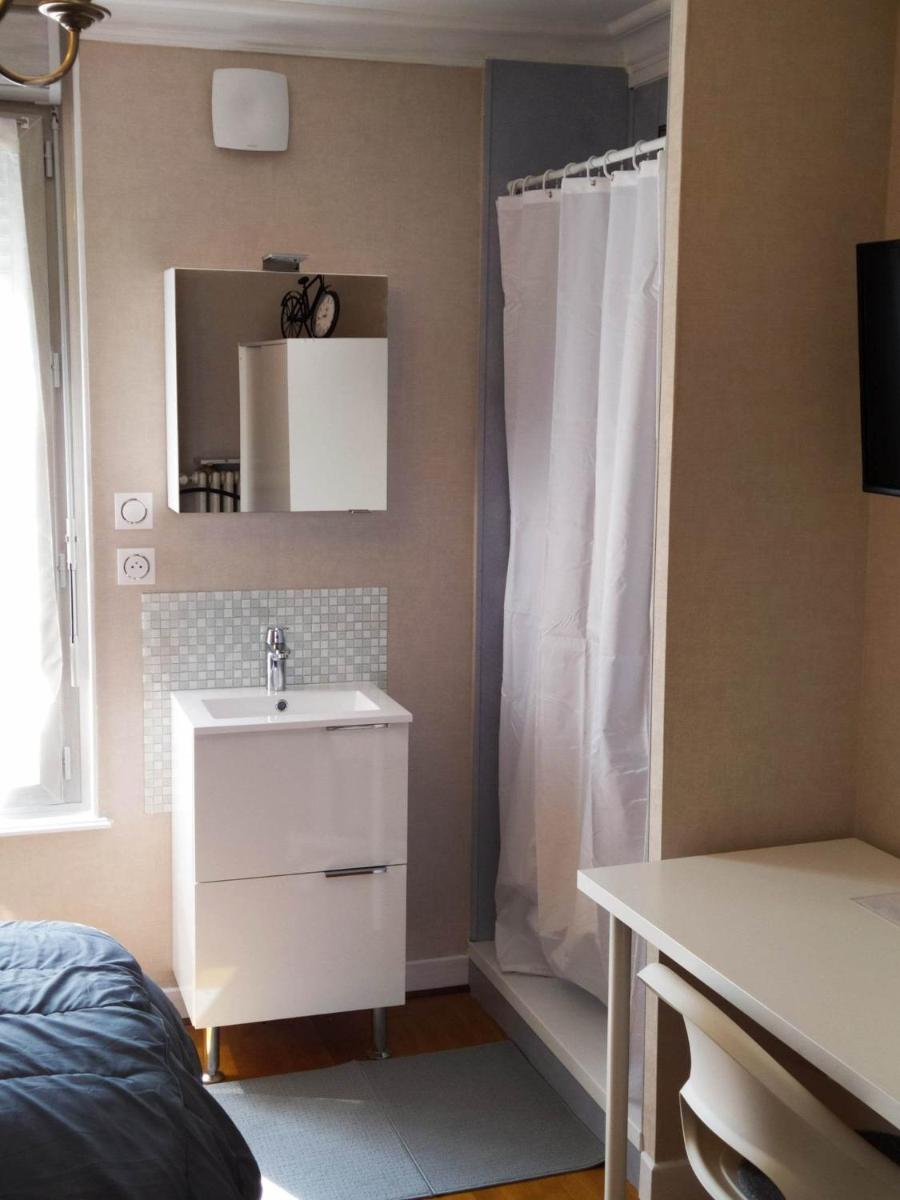 Twin Room with Private Bathroom - Photo 6