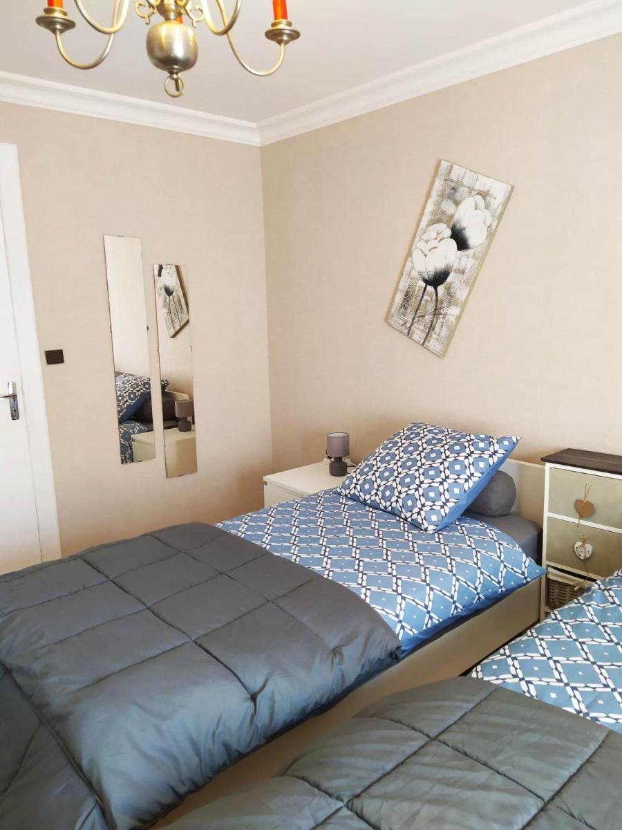 Twin Room with Private Bathroom - Photo 2