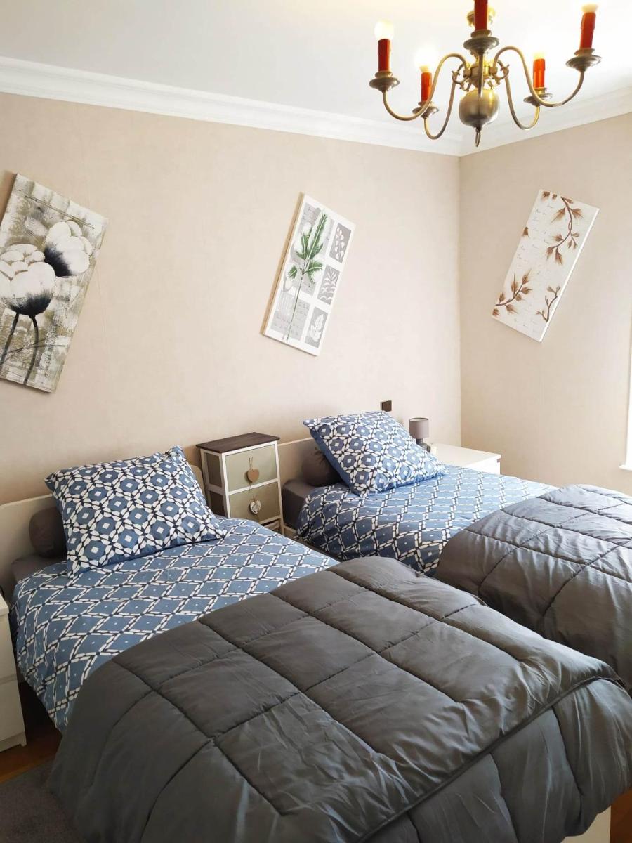 Twin Room with Private Bathroom - Photo 1