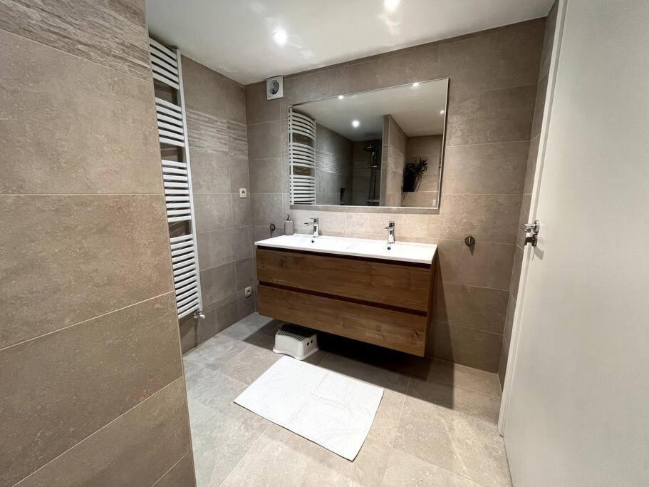 Six-Bedroom House photo 3