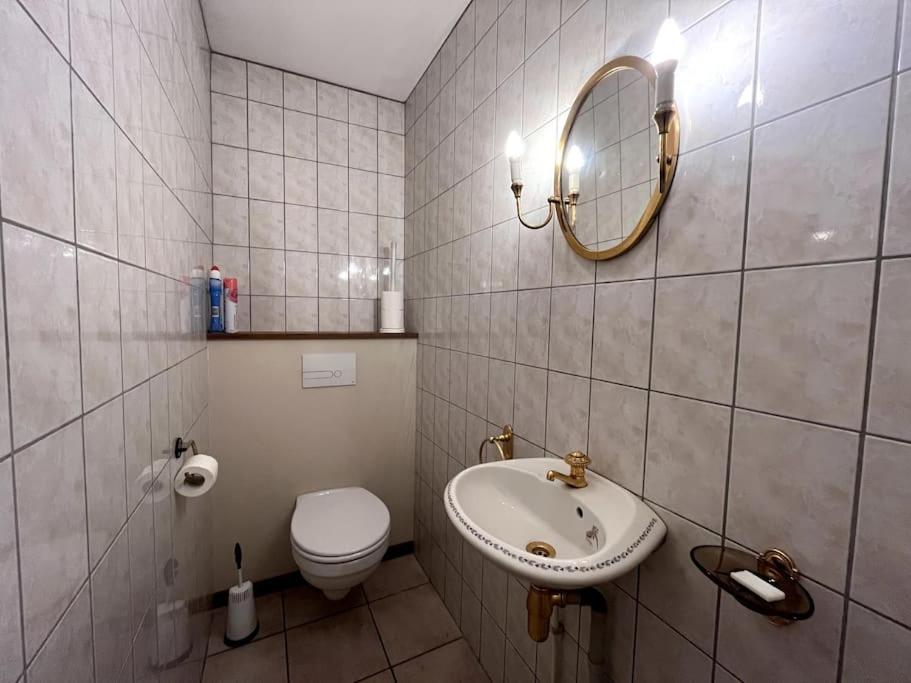 Six-Bedroom House photo 2