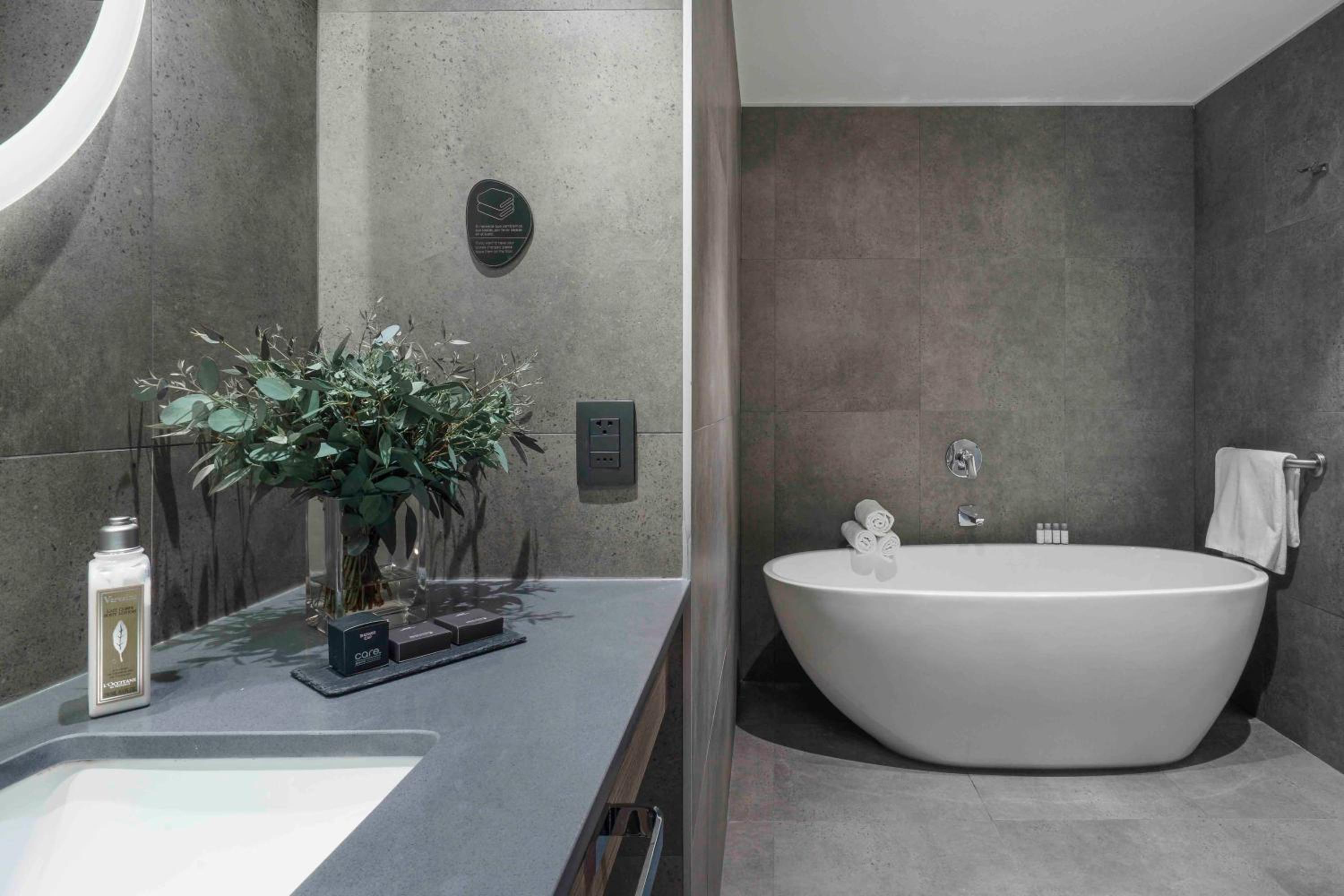 Executive Suite - Photo 2