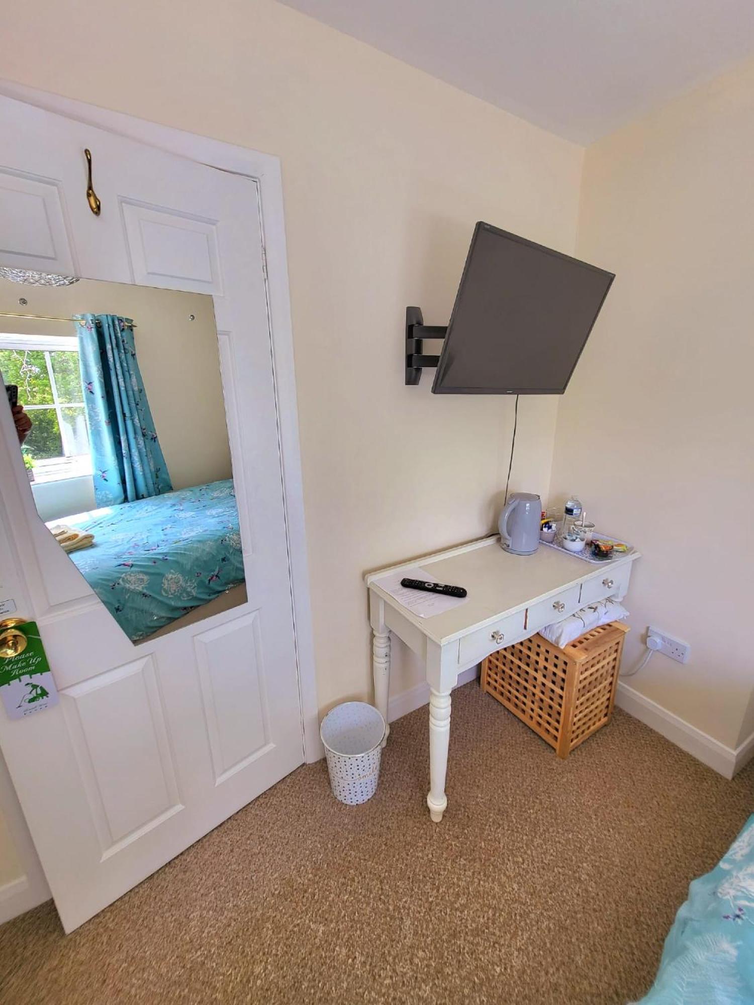 Single Room with Shared Bathroom photo 2