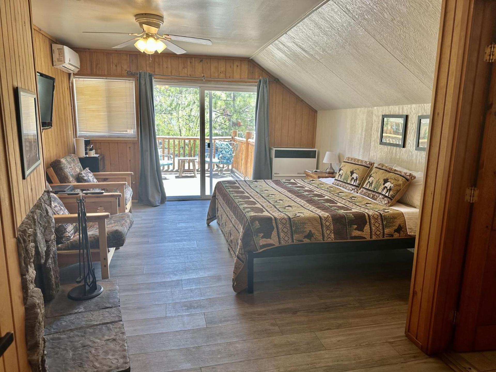 King Room with Balcony - Photo 5