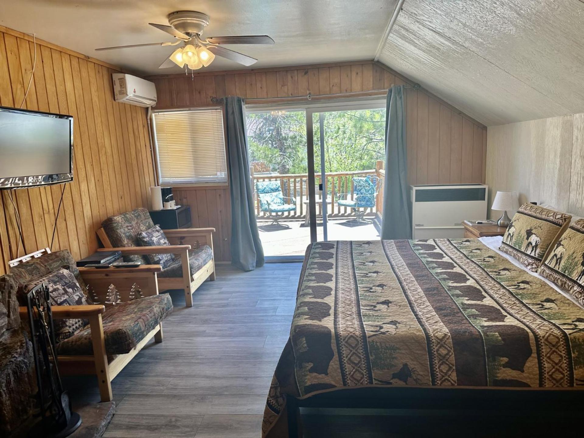 King Room with Balcony - Photo 6