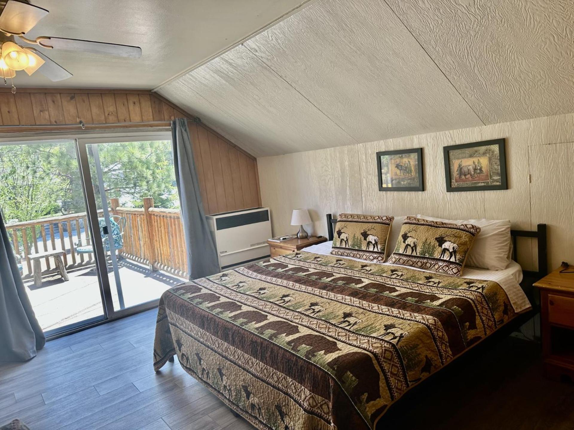 King Room with Balcony - Photo 7
