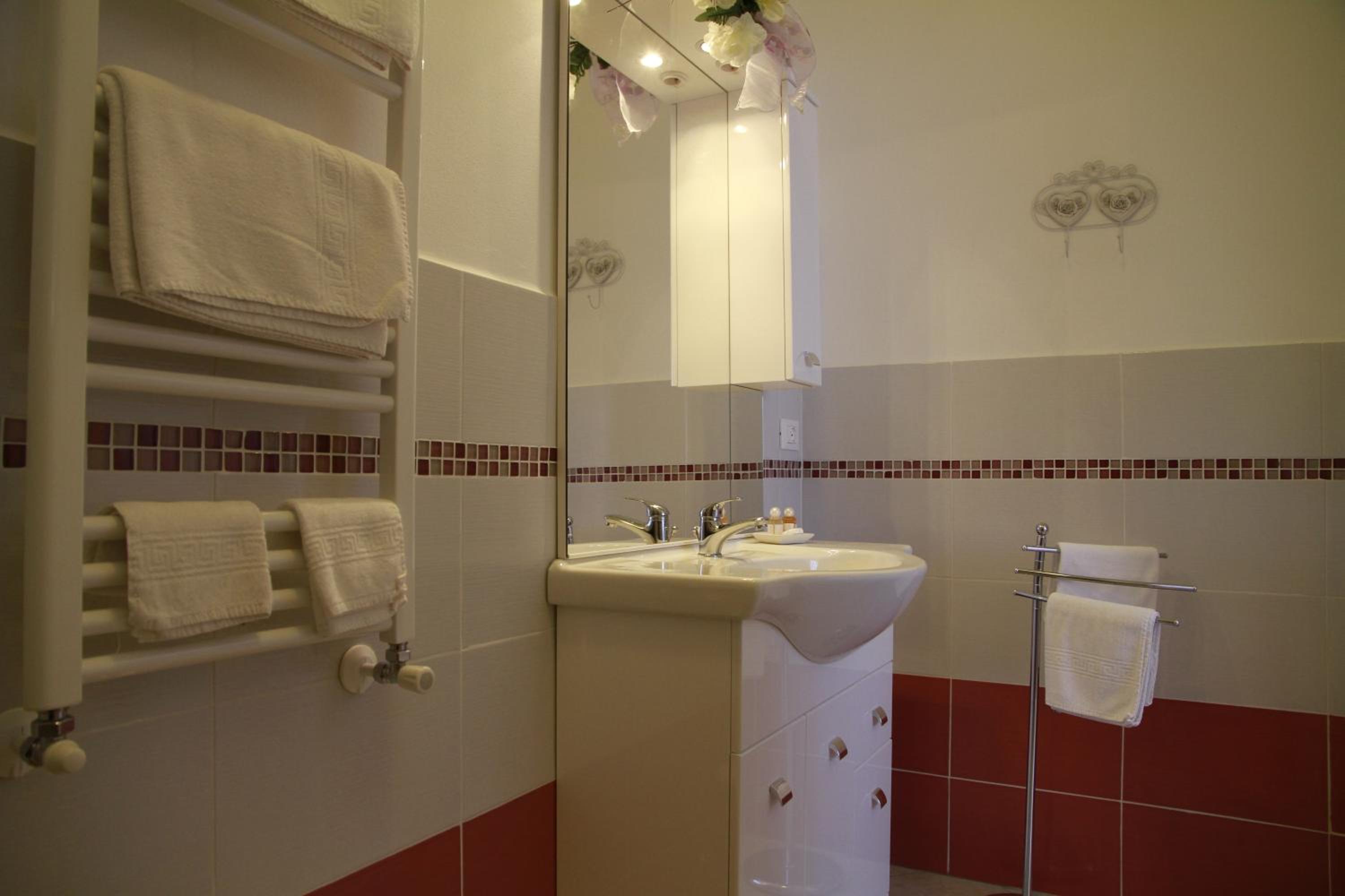 One-Bedroom Apartment with Balcony photo 2