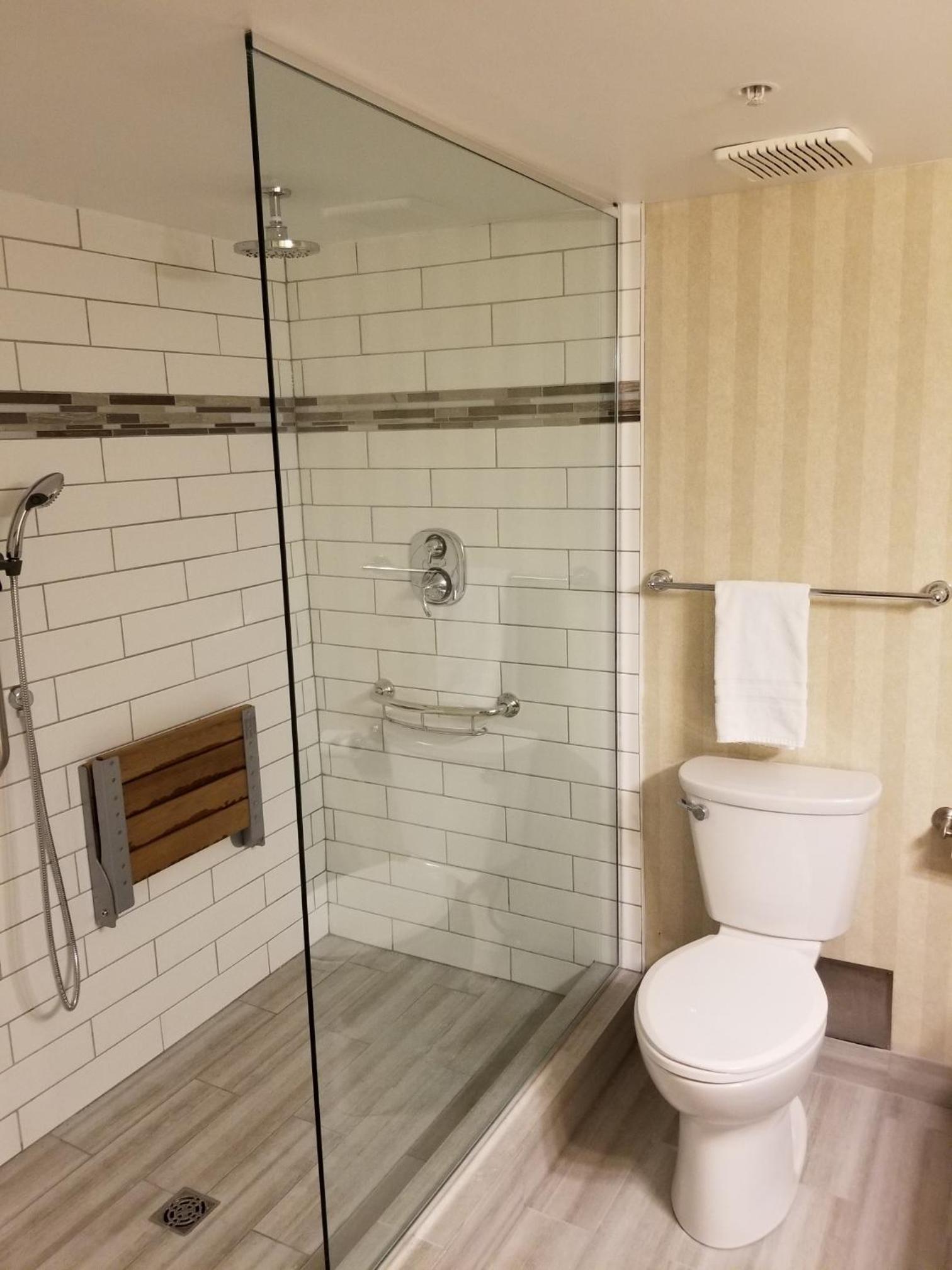 Queen Room - Disability Access - Photo 7