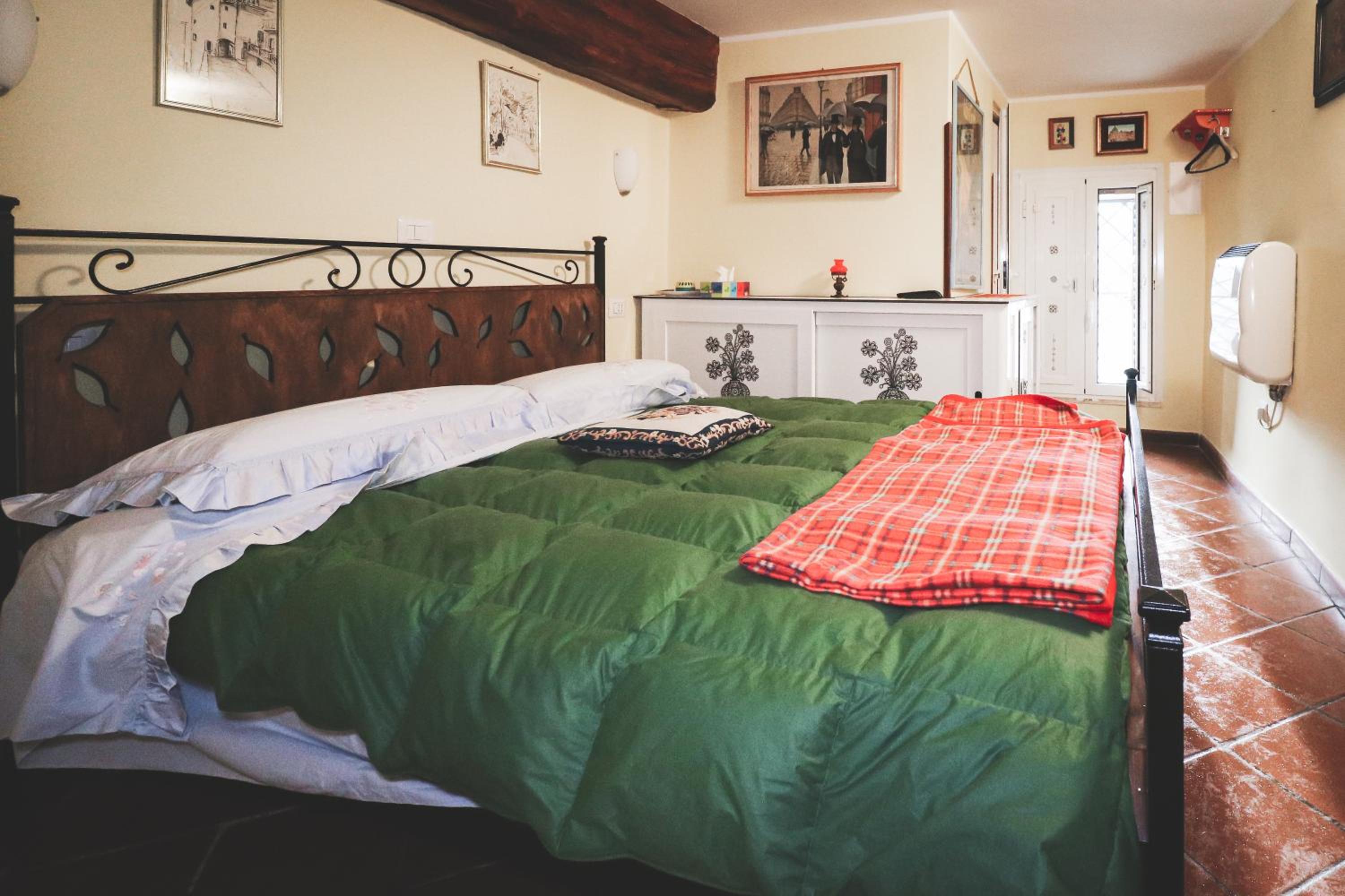 One-Bedroom Apartment photo 1