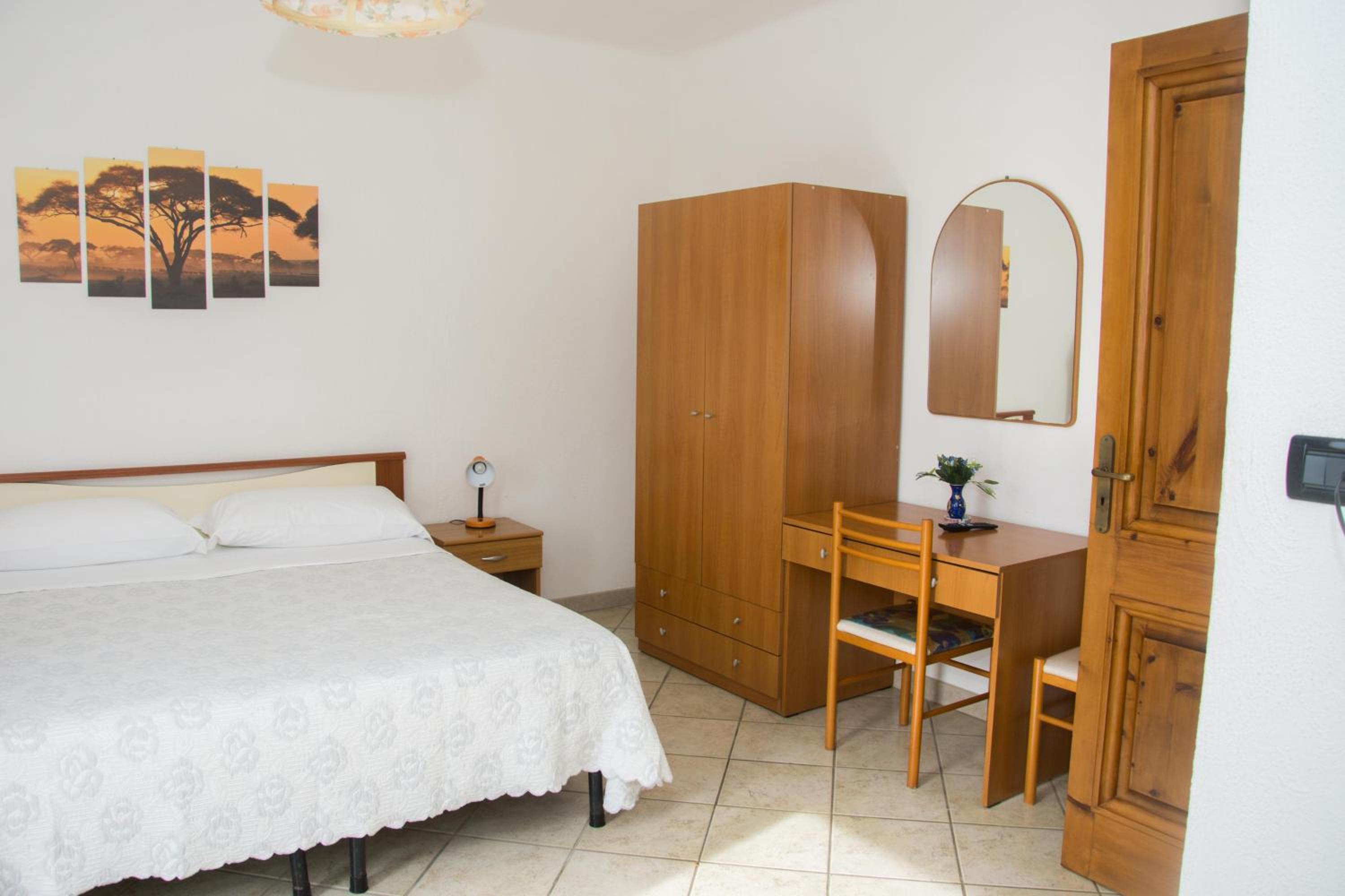 Deluxe Double Room with Balcony and Sea View - Photo 9