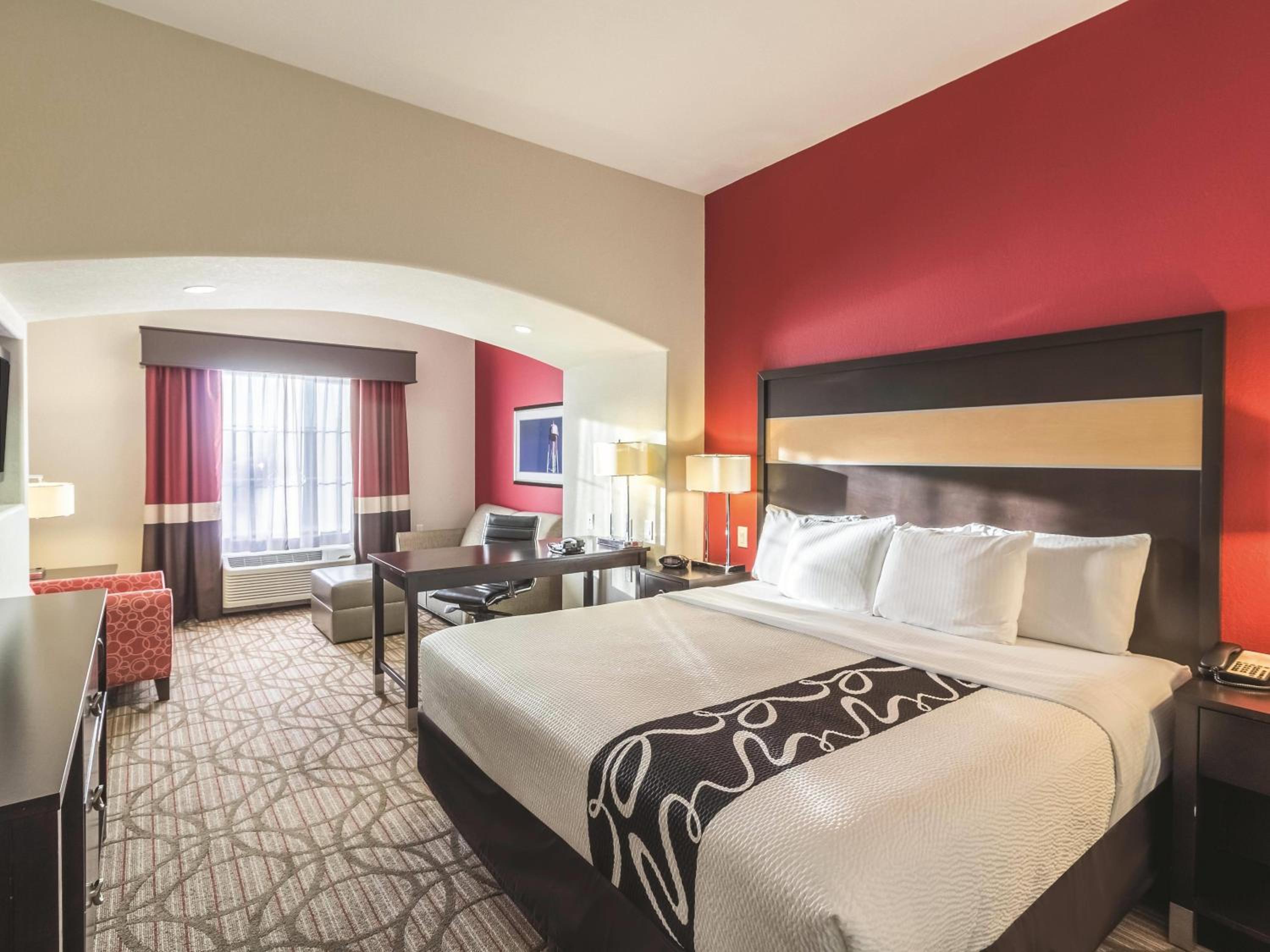 Deluxe King Room with Mobility/Hearing Impaired Access - Non-Smoking