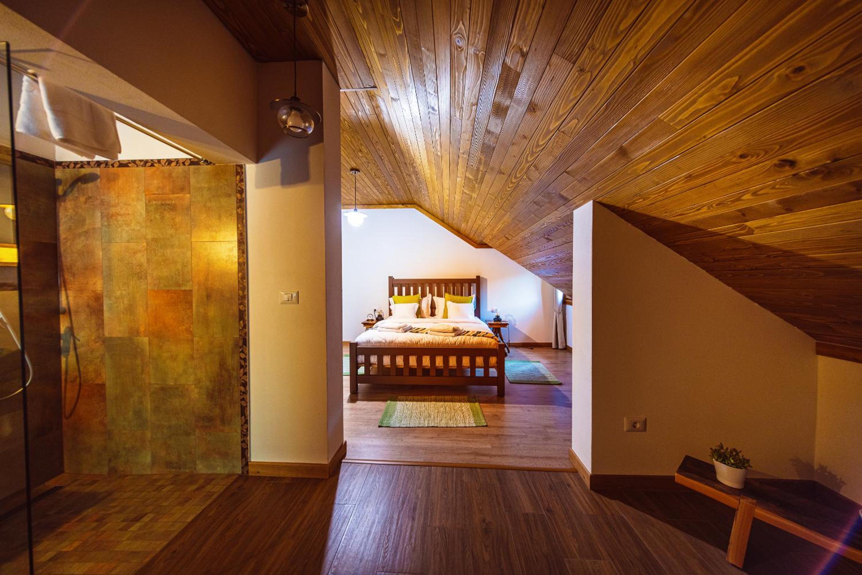 Deluxe Double Room - Photo 13