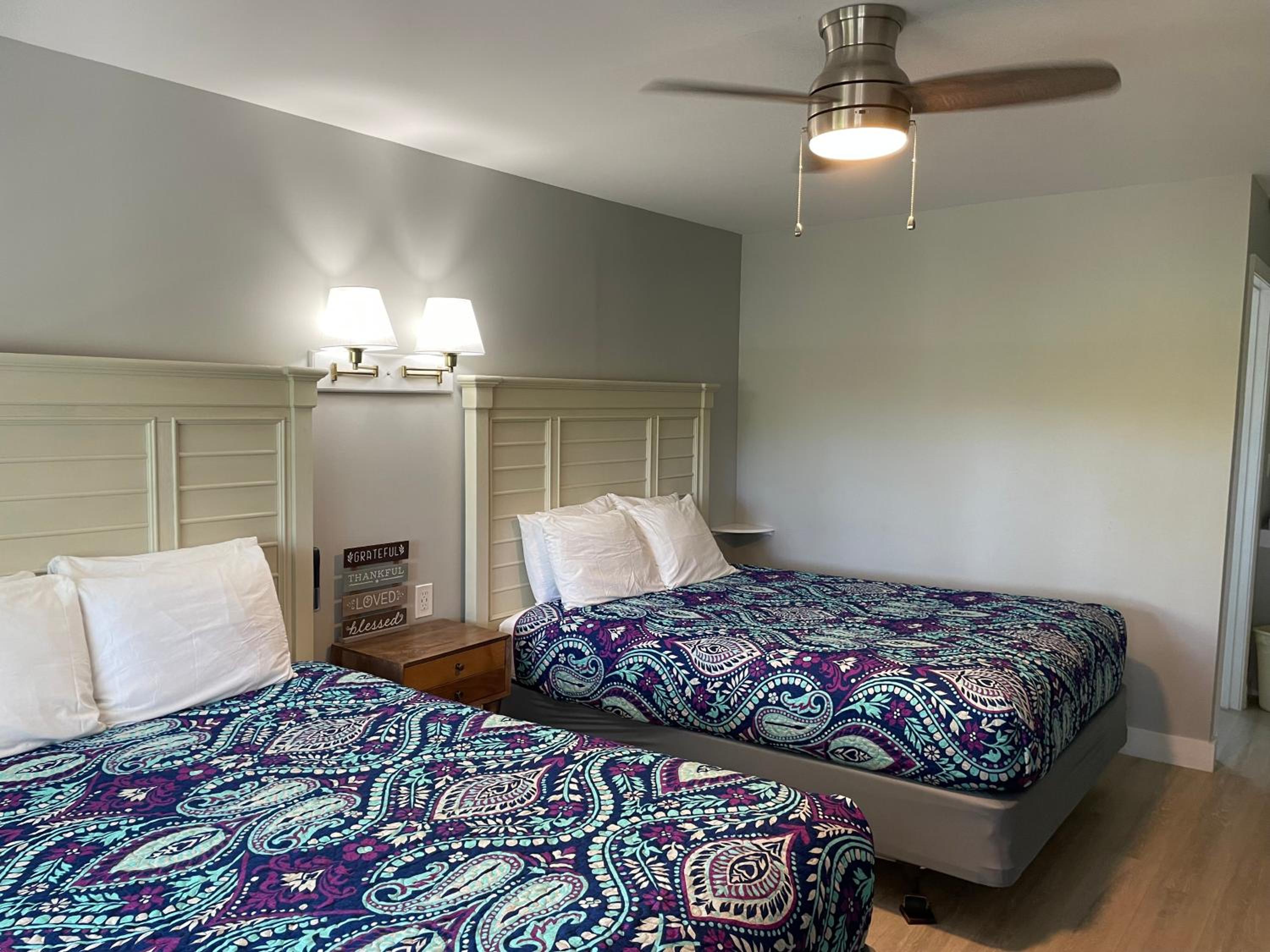 Queen Room with Two Queen Beds photo 2