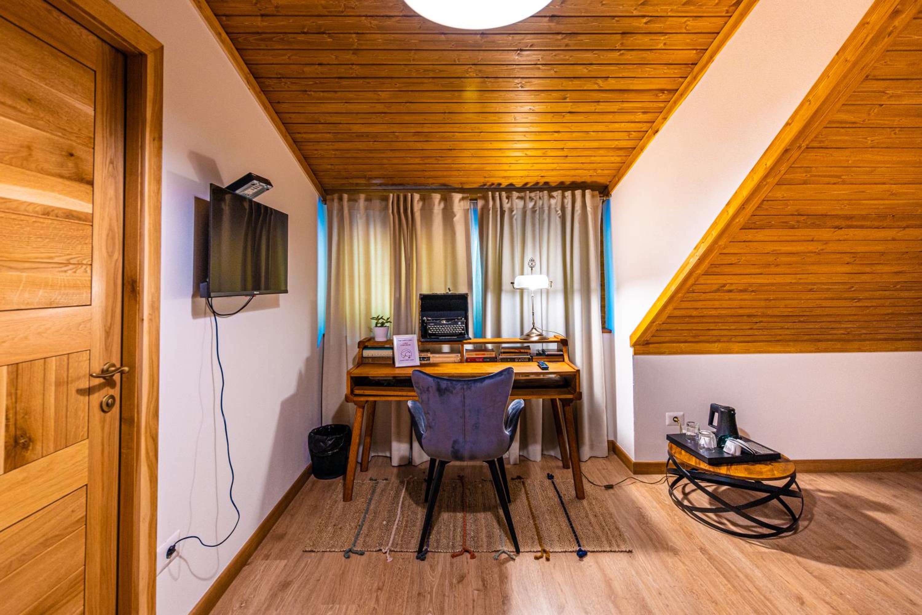 Double Room - Photo 6