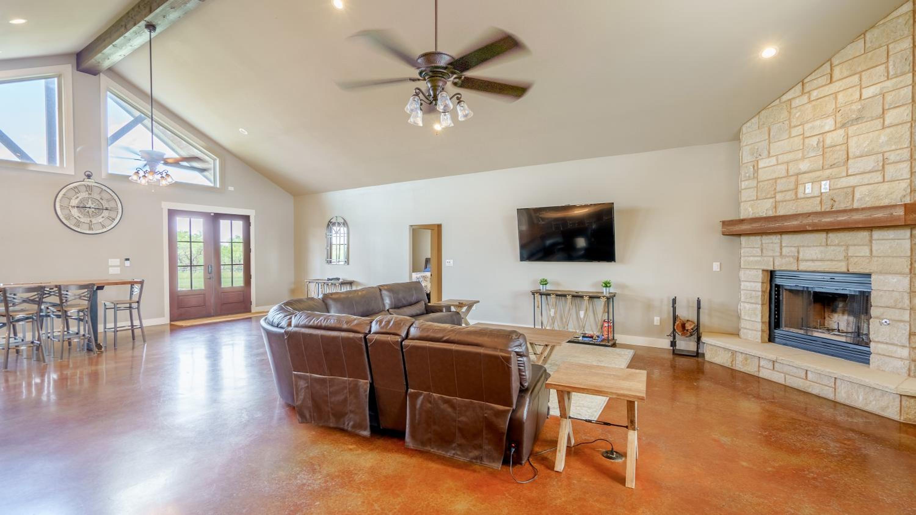 Six-Bedroom House photo 1