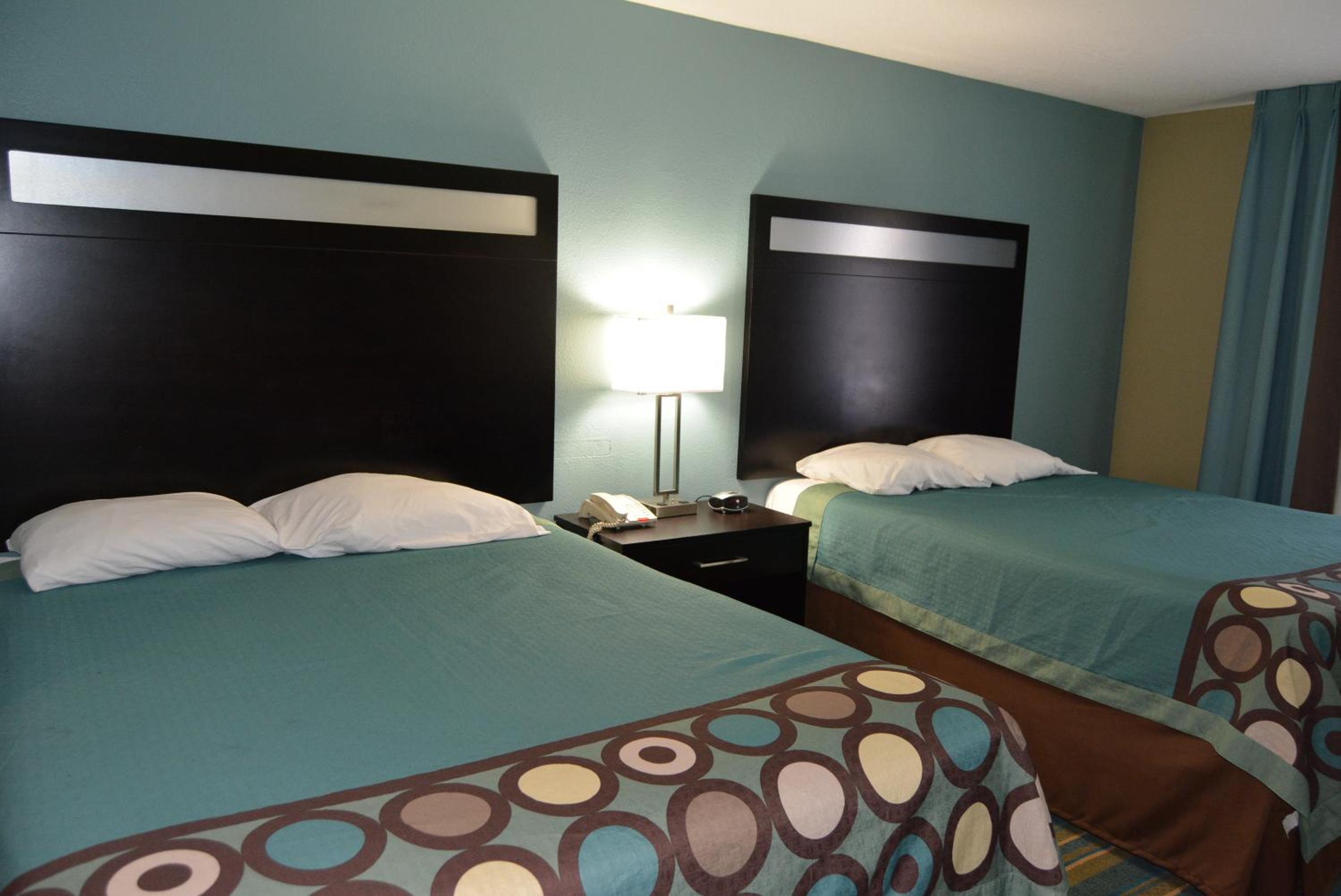 Queen Room With Two Queen Beds - Non-Smoking photo 2