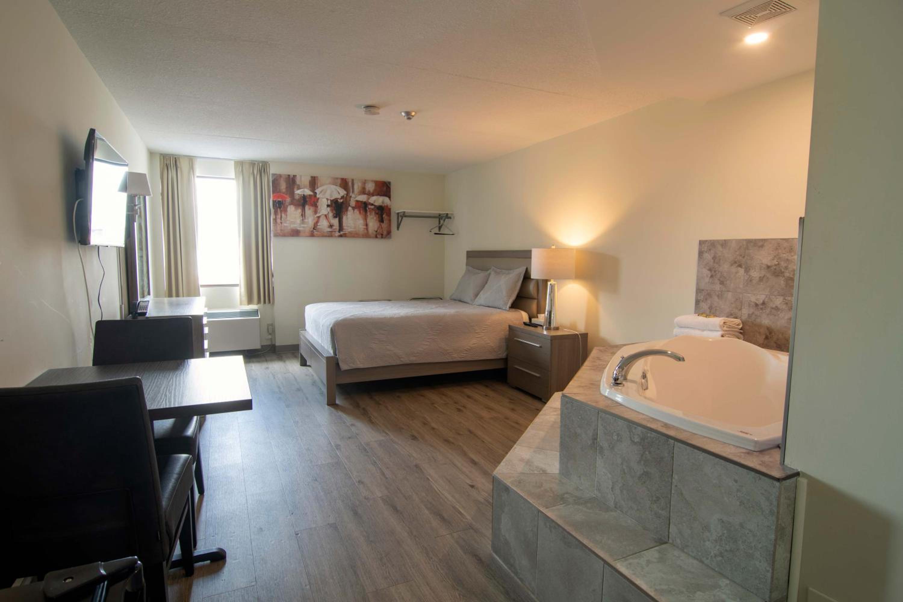One Queen Bed with Jacuzzi - Photo 7
