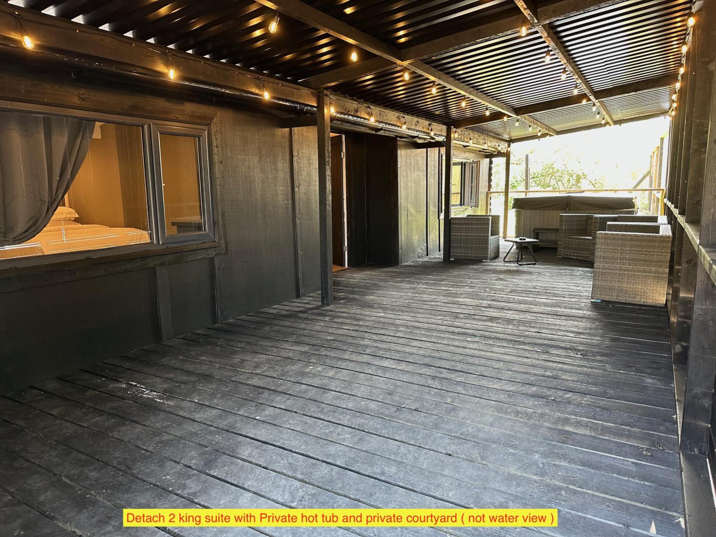 Suite with Hot Tub photo 3