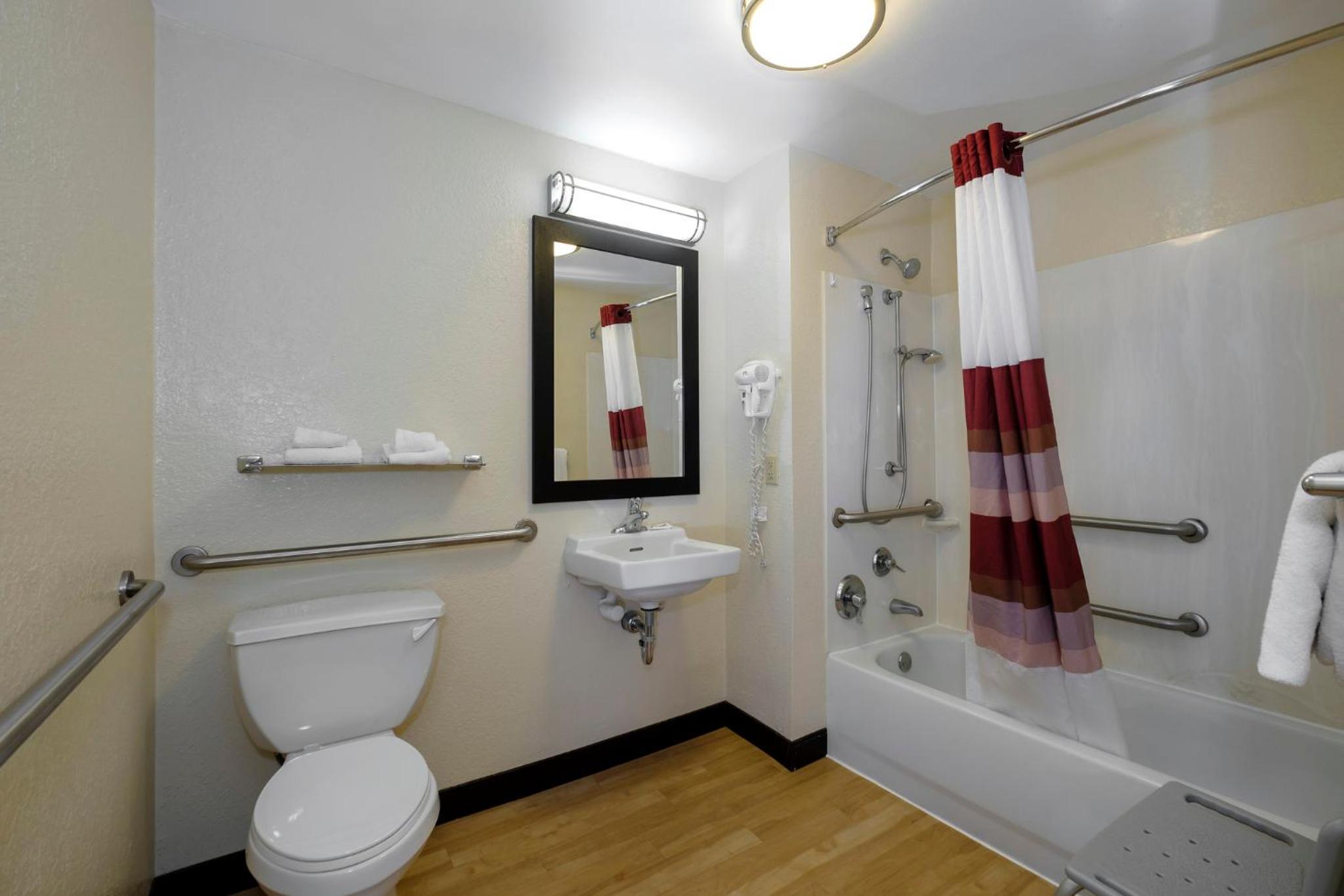 Deluxe King Room Disability Access Roll-ln Shower Smoke Free - Photo 4