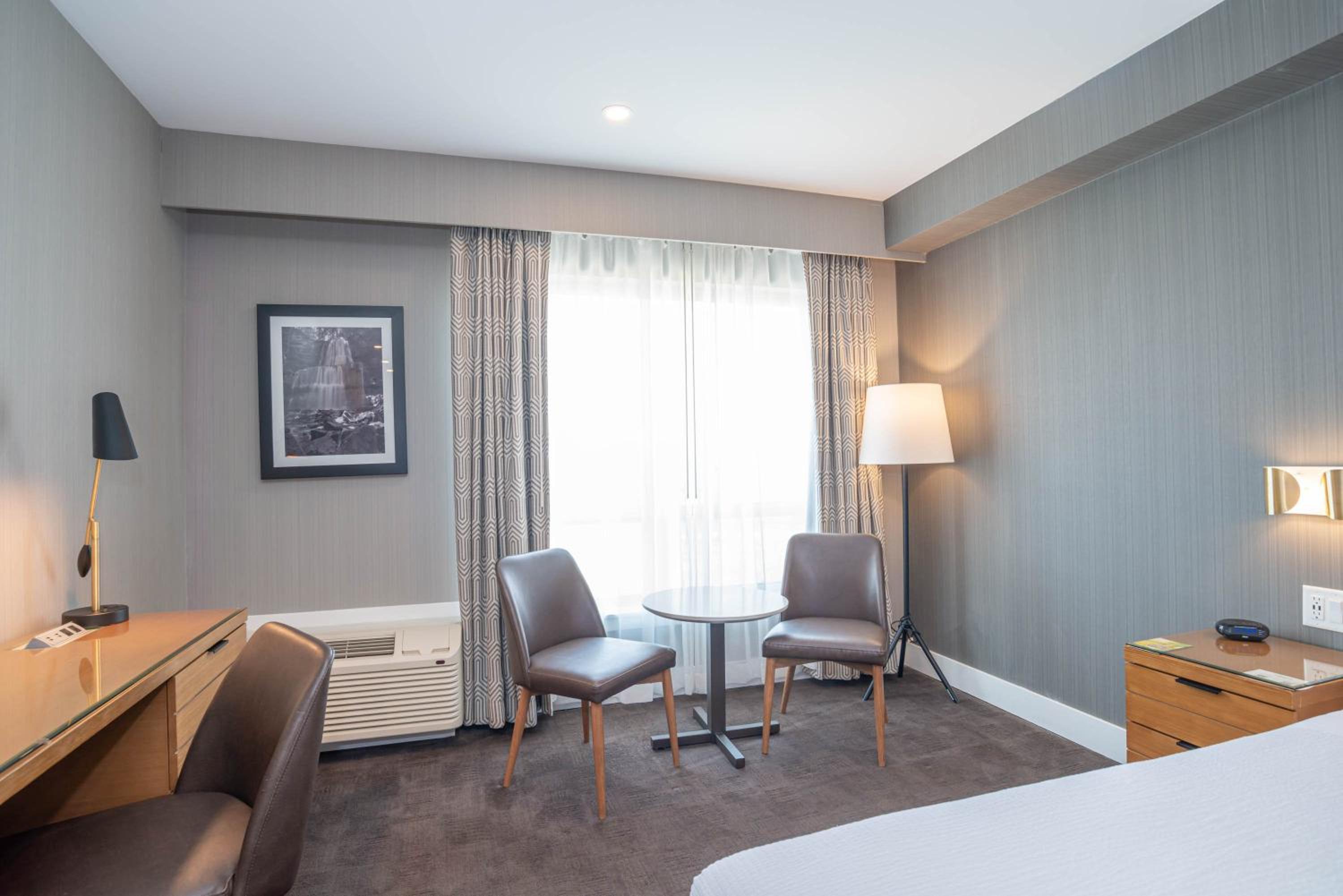 Standard Room, 1 King Bed thumbnail 5