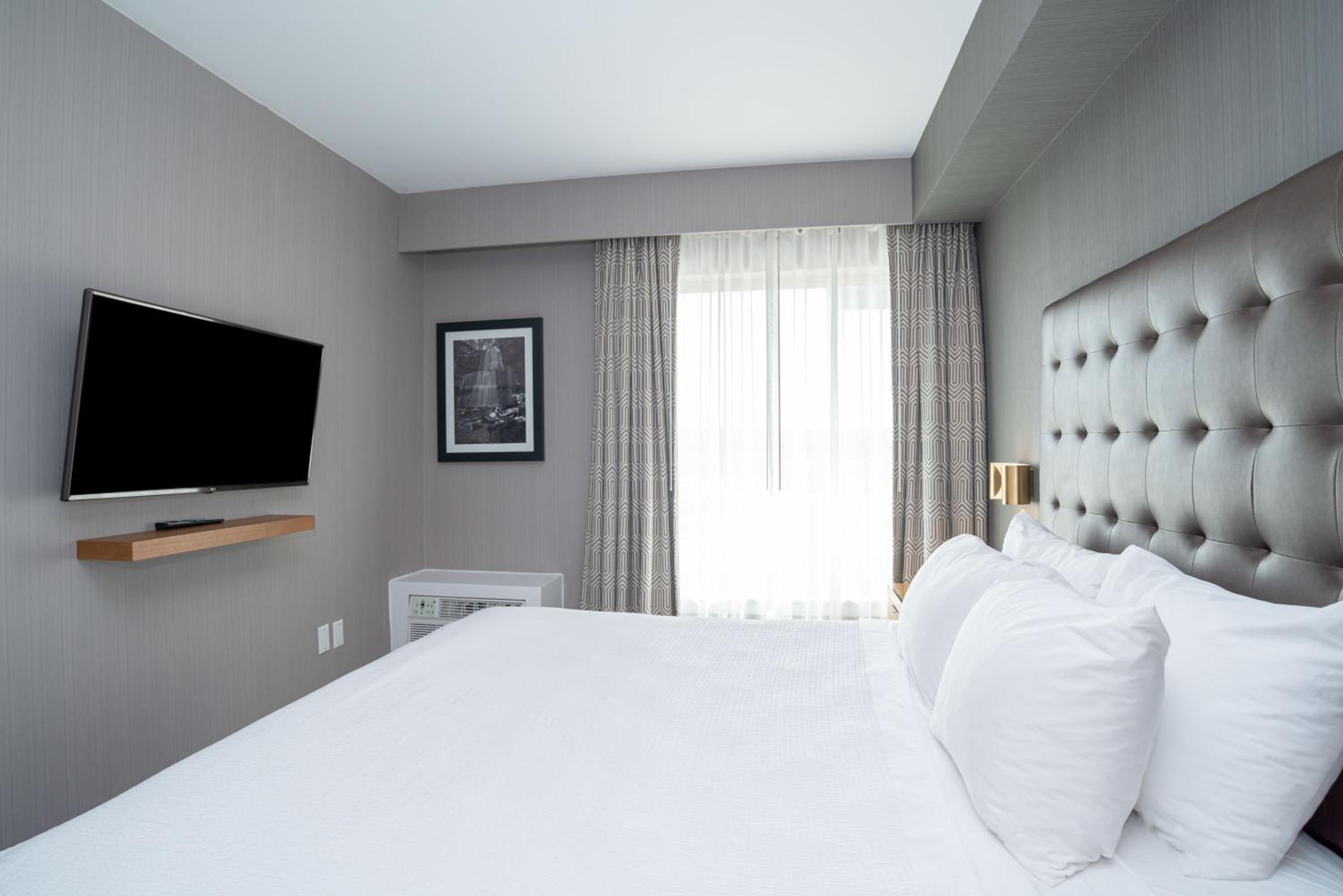 Standard Suite, 1 King Bed, Kitchen