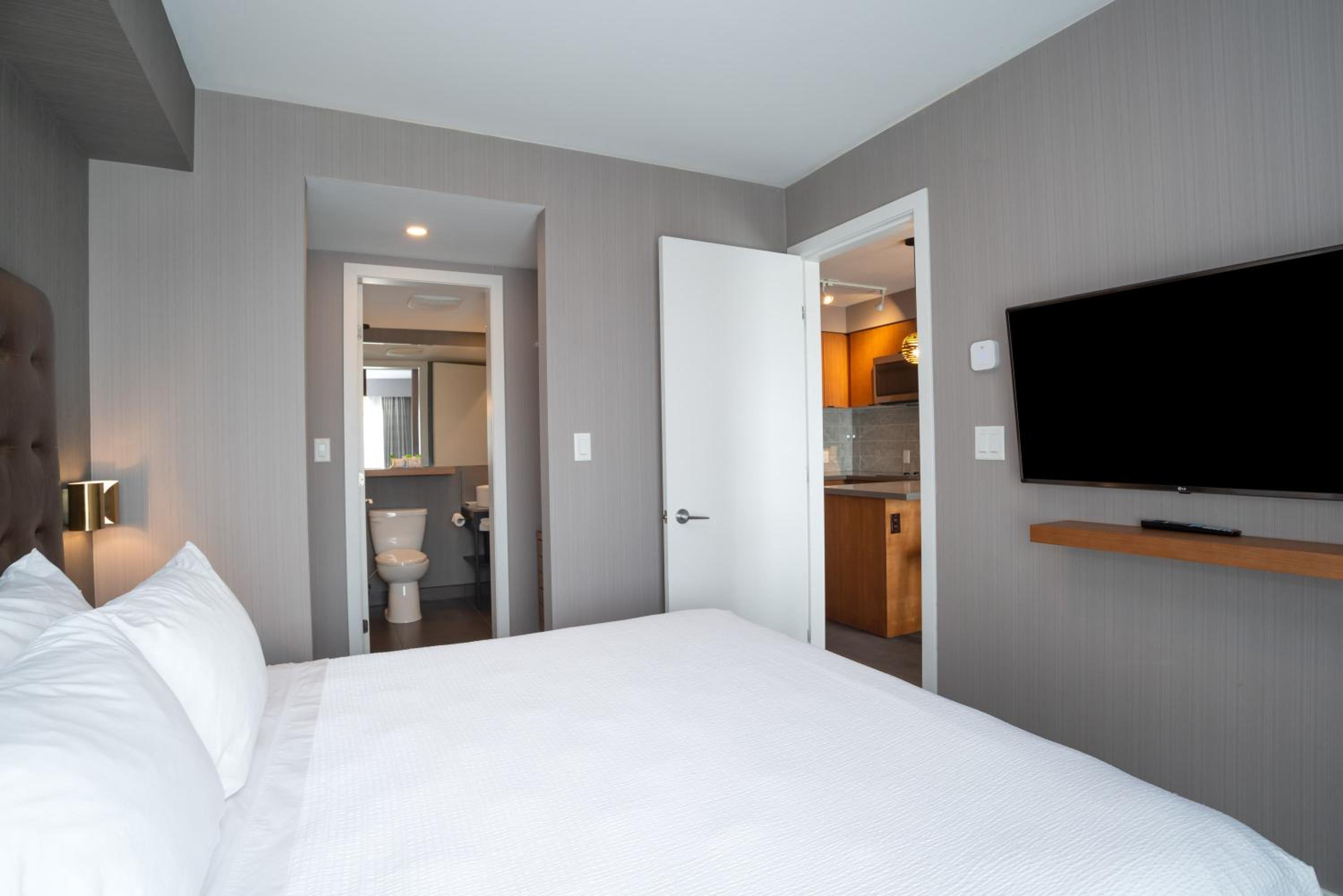 Standard Suite, 1 King Bed, Kitchen