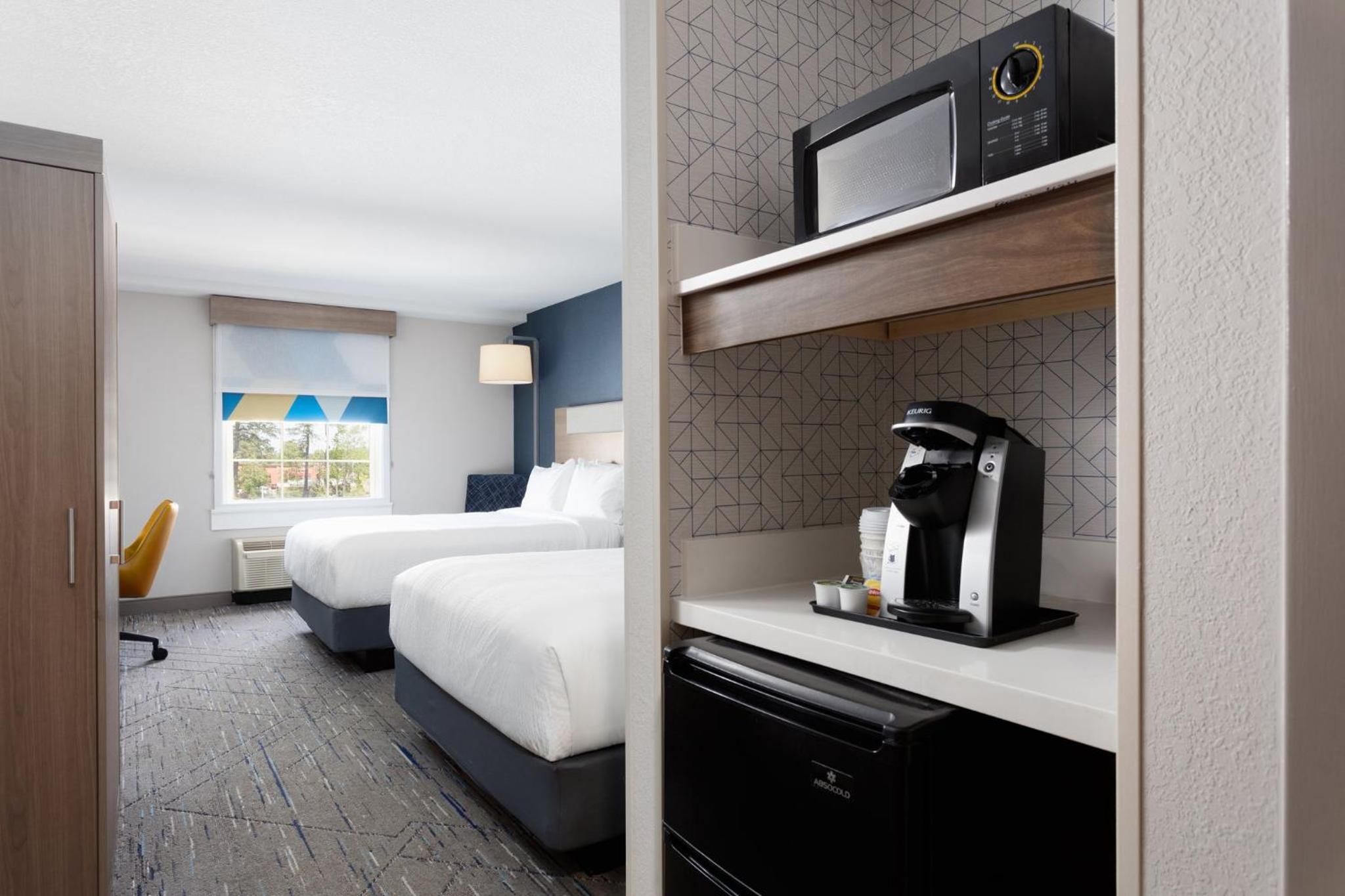 Standard Room with Two Queen Beds - Photo 3