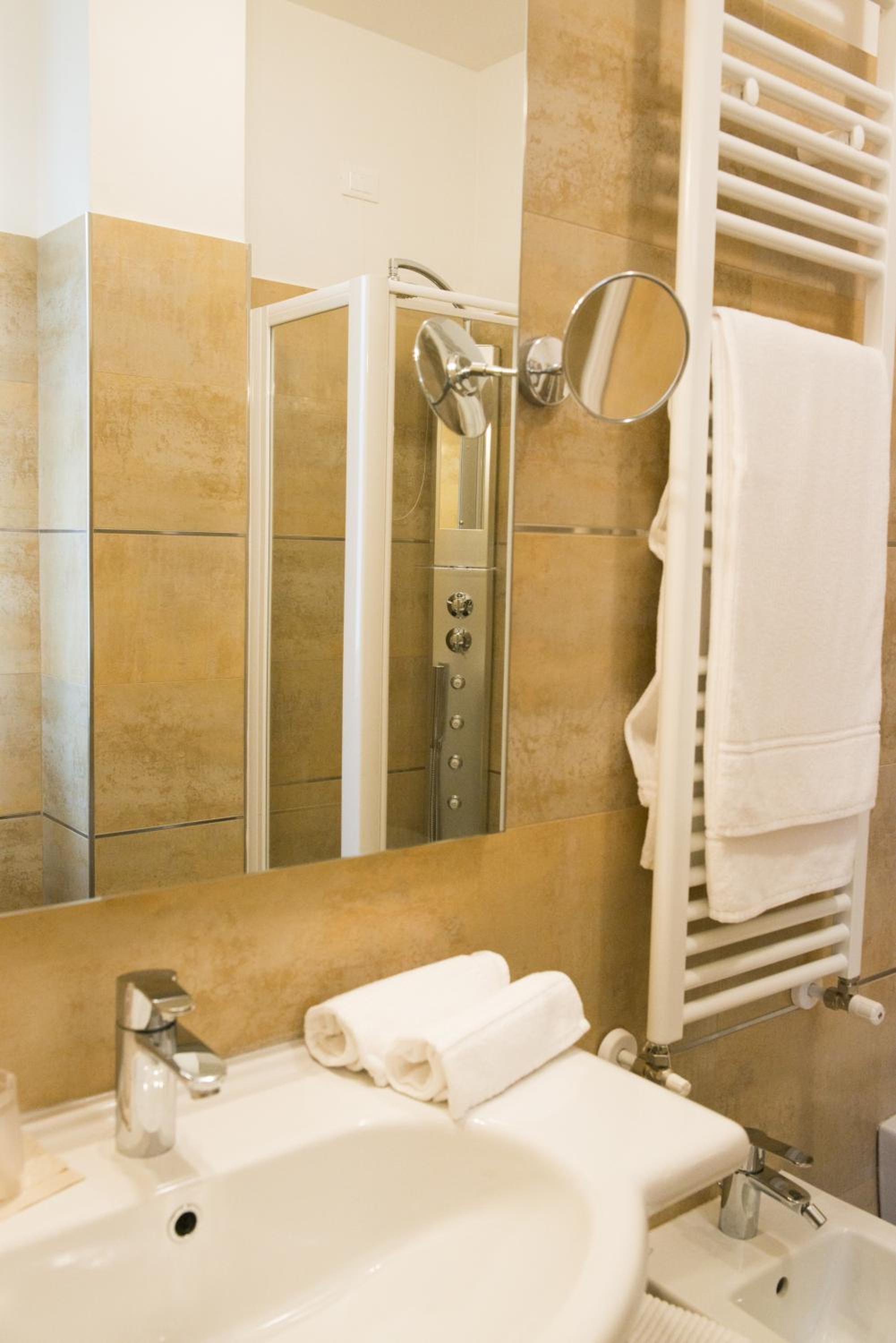 Deluxe Double or Twin Room - Photo 9