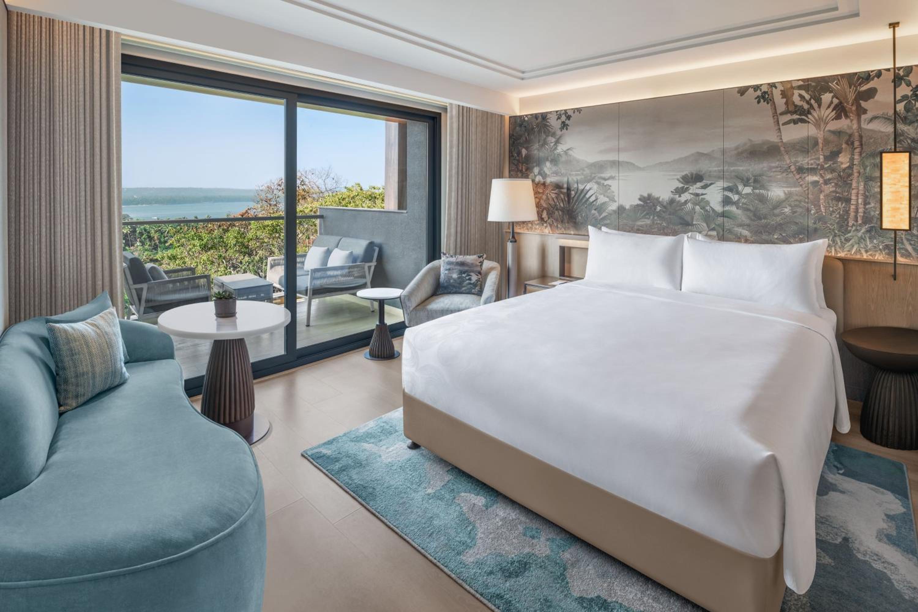 Luxury King Room with Balcony and Bay View - Photo 2