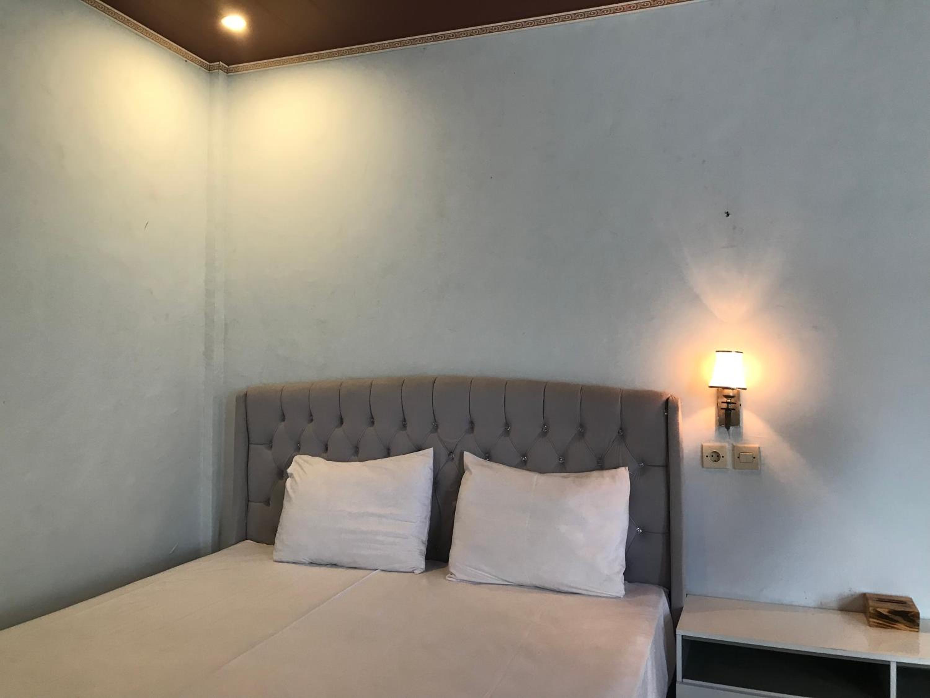 Family Room with Private Bathroom - Photo 7