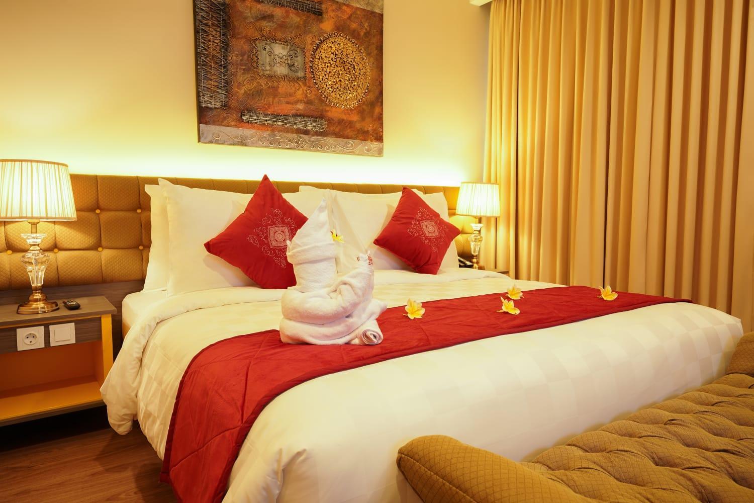 King Suite - Non-Smoking - Photo 4