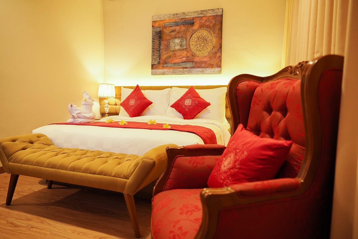 King Suite - Non-Smoking - Photo 3