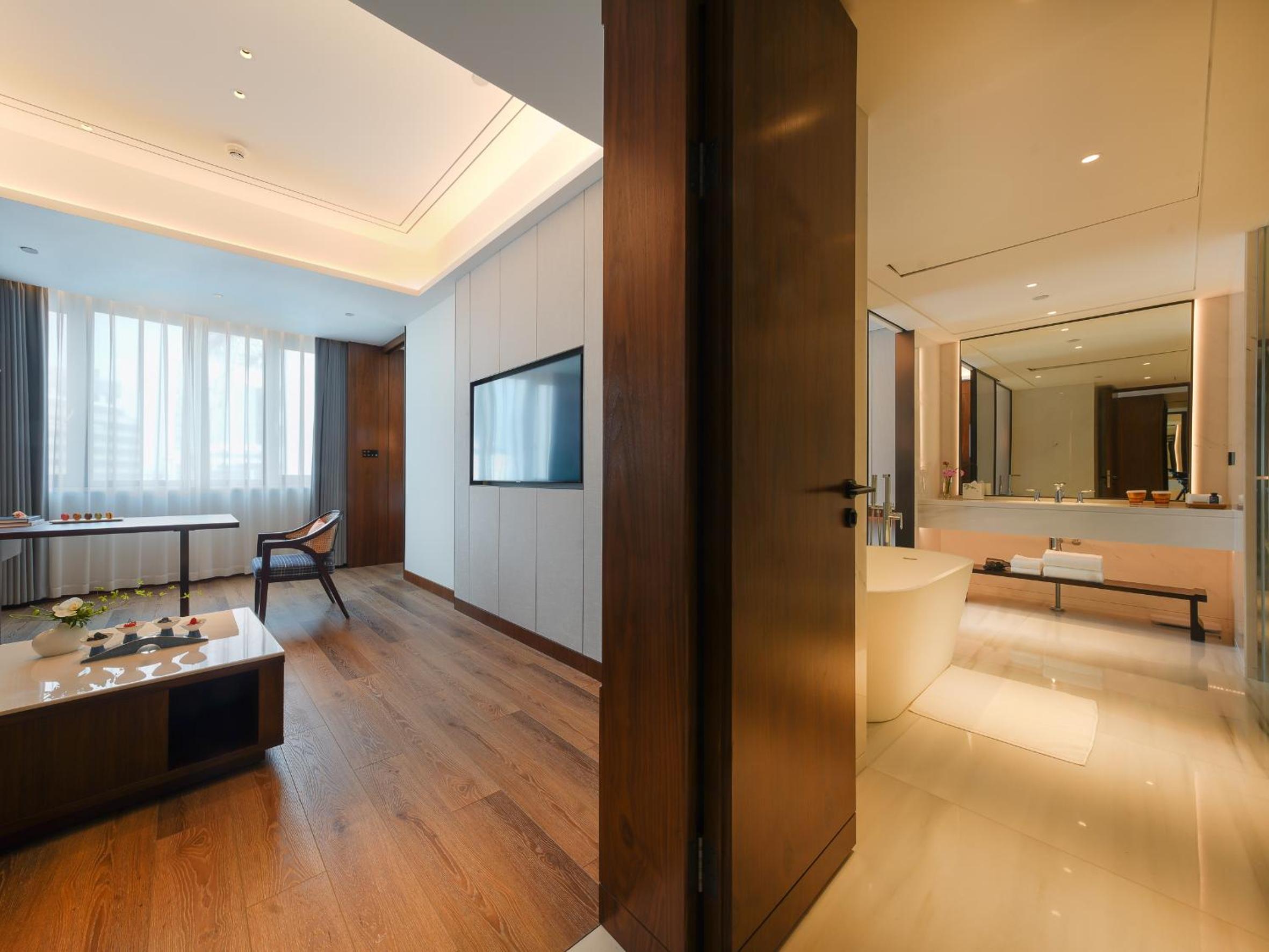 Business Suite - Photo 2