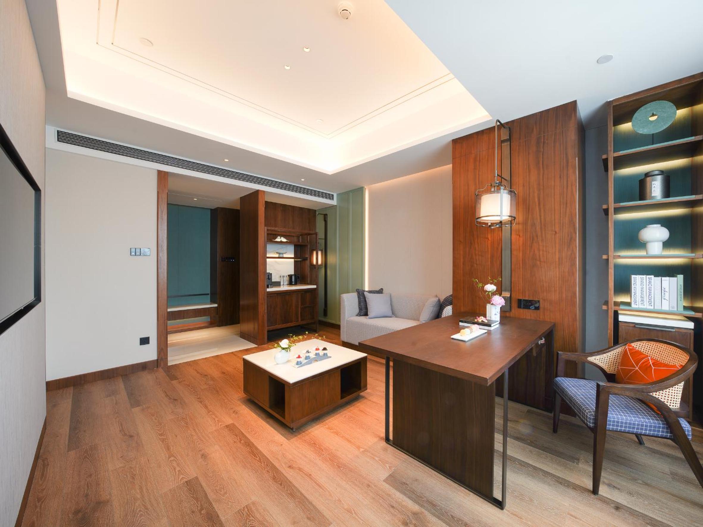 Business Suite - Photo 3