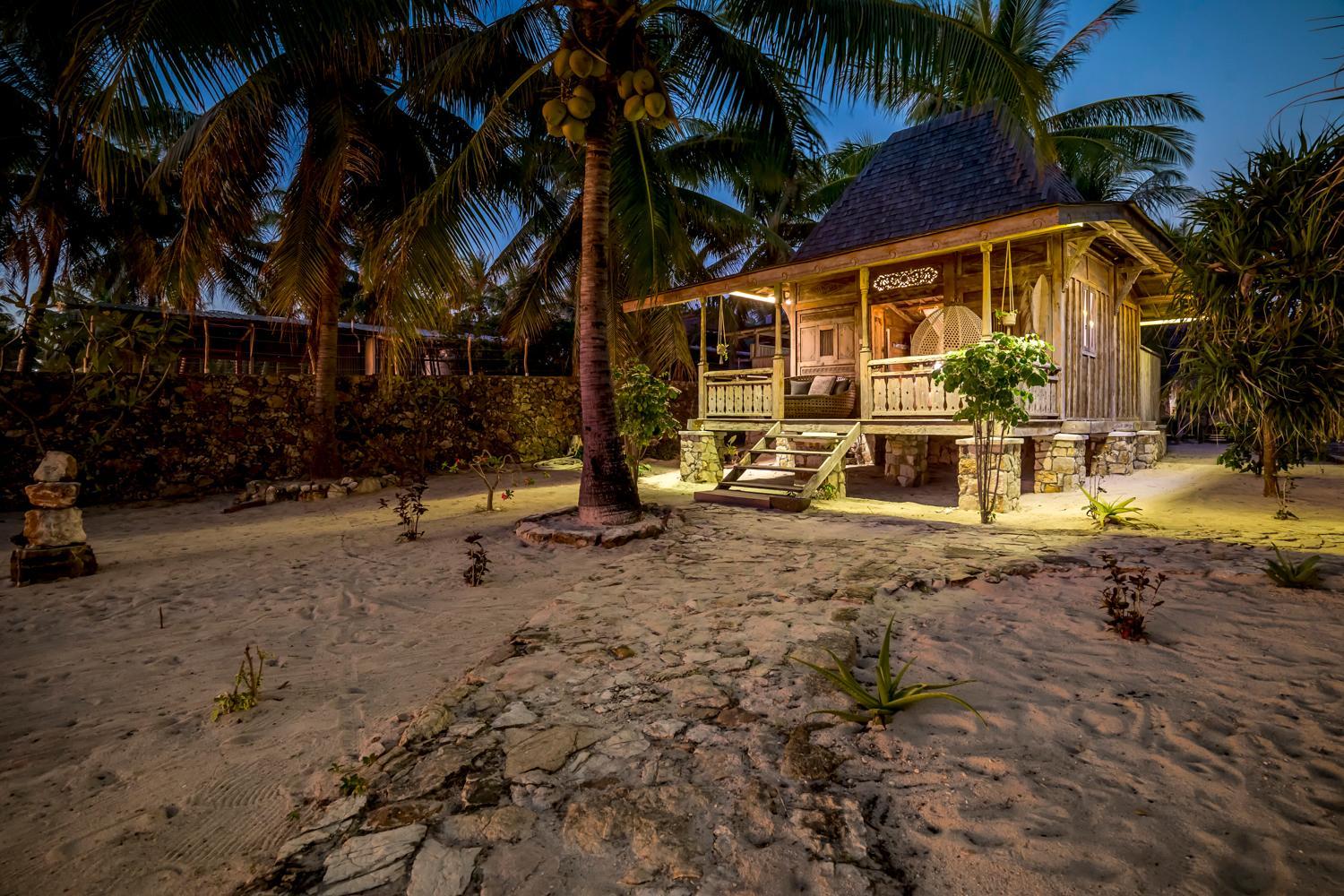Boutique Beachfront Bungalow - Photo 6