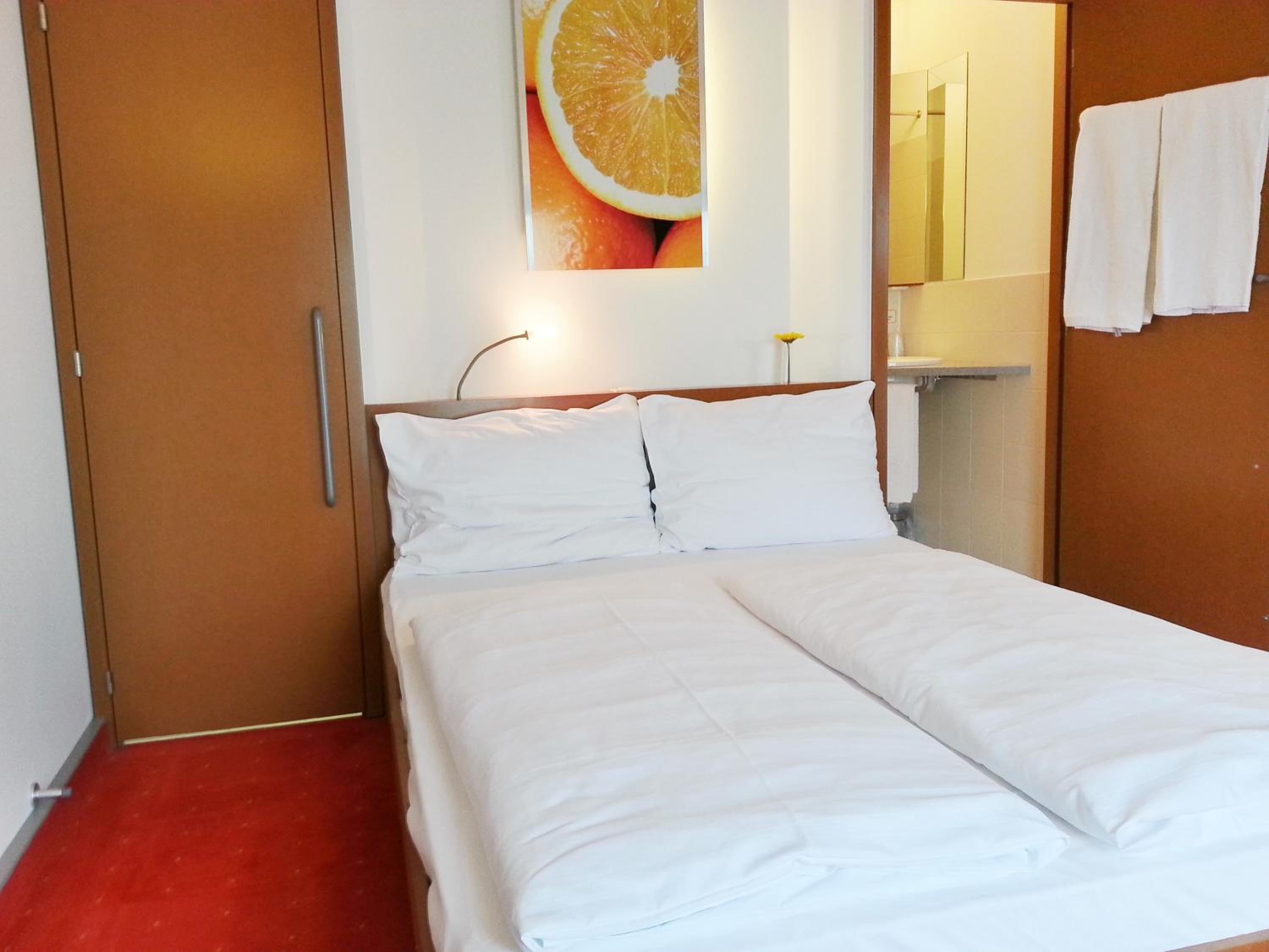 Double Room - Non-Smoking  - Photo 4