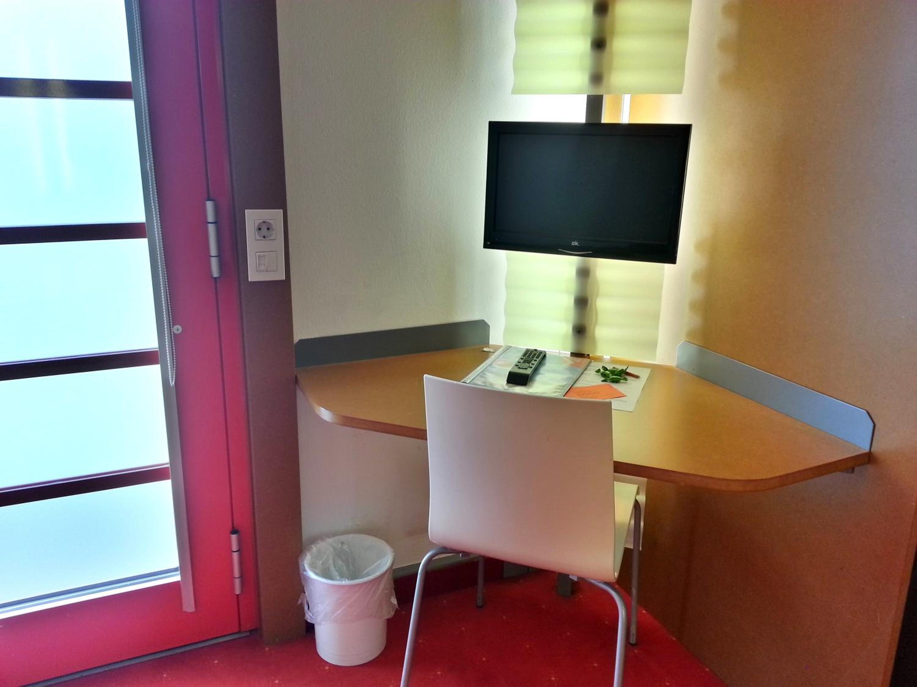 Double Room - Non-Smoking  - Photo 8